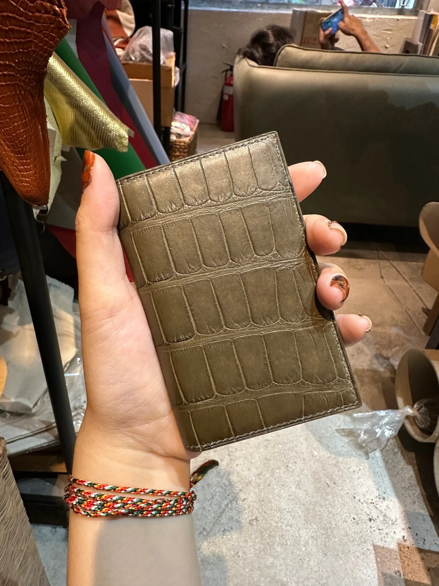 Ảnh Lifestyle Ví đựng thẻ gập đôi da cá sấu màu xanh rêu - Koi Leather