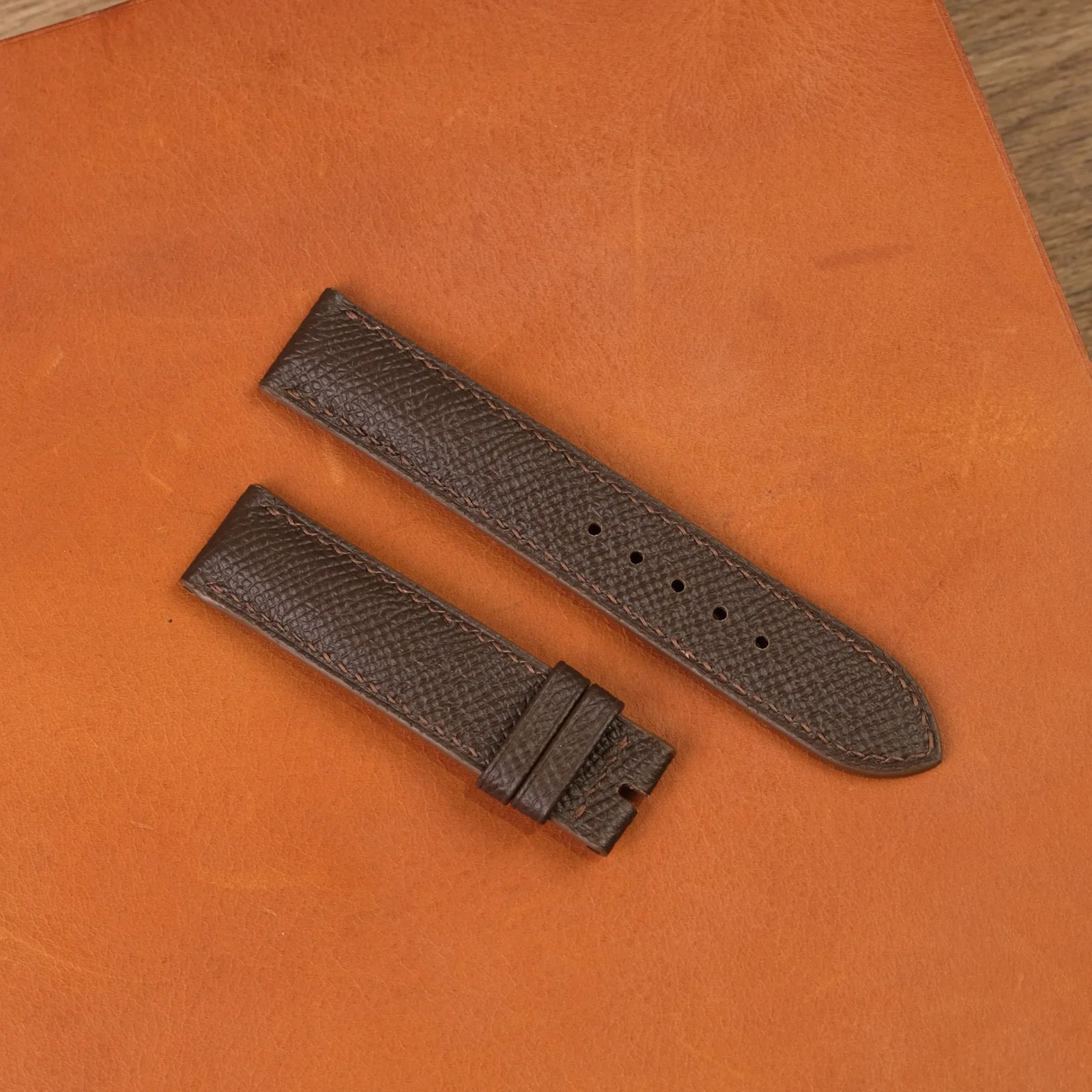 Ảnh Studio Dây đồng hồ da Epsom màu nâu đậm - Koi Leather