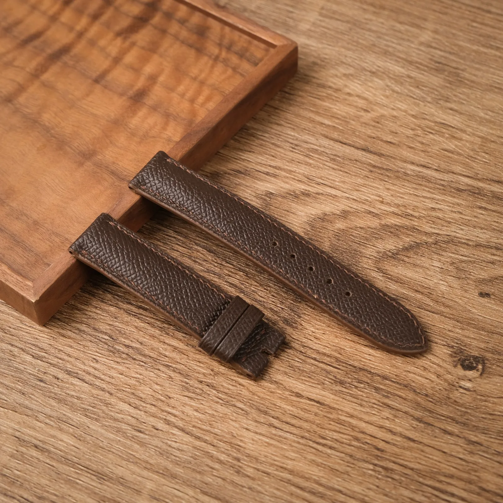 Ảnh Studio Dây đồng hồ da Epsom màu nâu đậm - Koi Leather