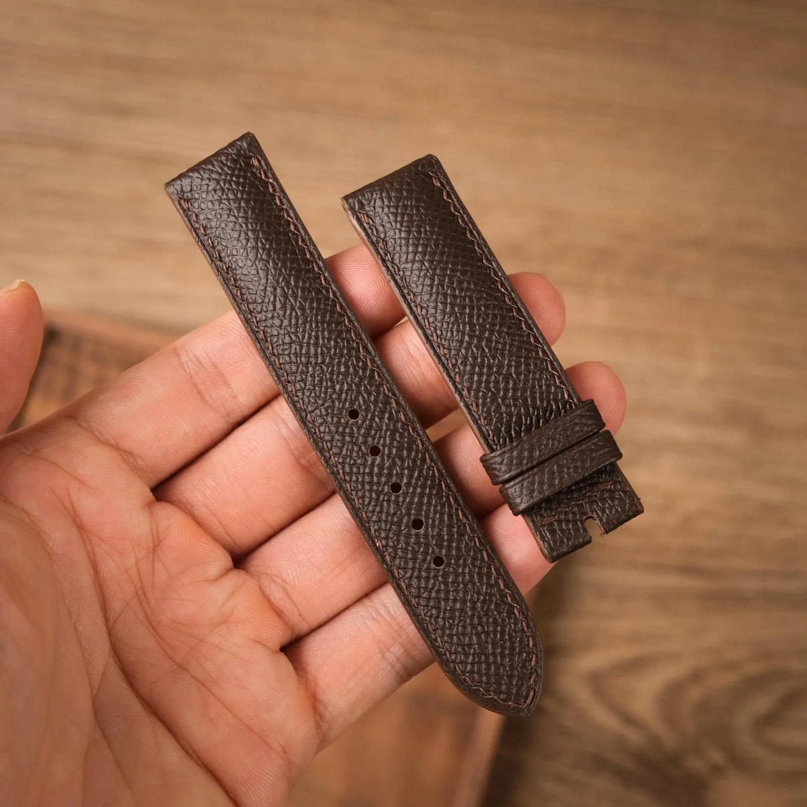 Ảnh Lifestyle Dây đồng hồ da Epsom màu nâu đậm - Koi Leather