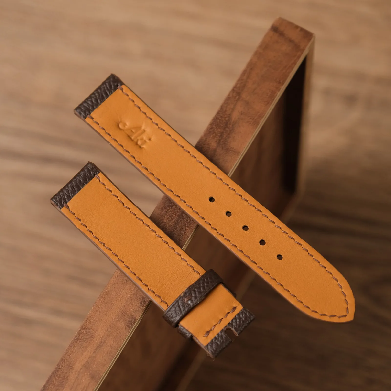 Ảnh Dây đồng hồ da Epsom màu nâu đậm - Koi Leather