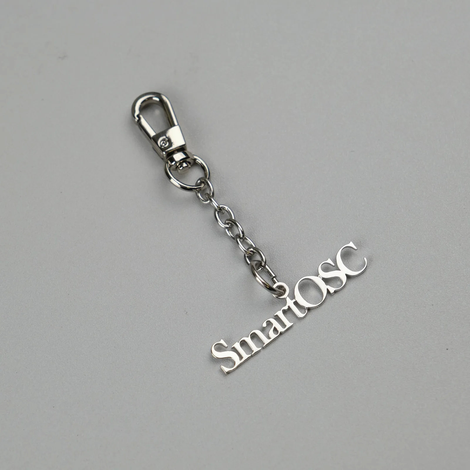 Ảnh Studio Móc khóa charm kim loại màu bạc cắt chữ logo - Koi Leather