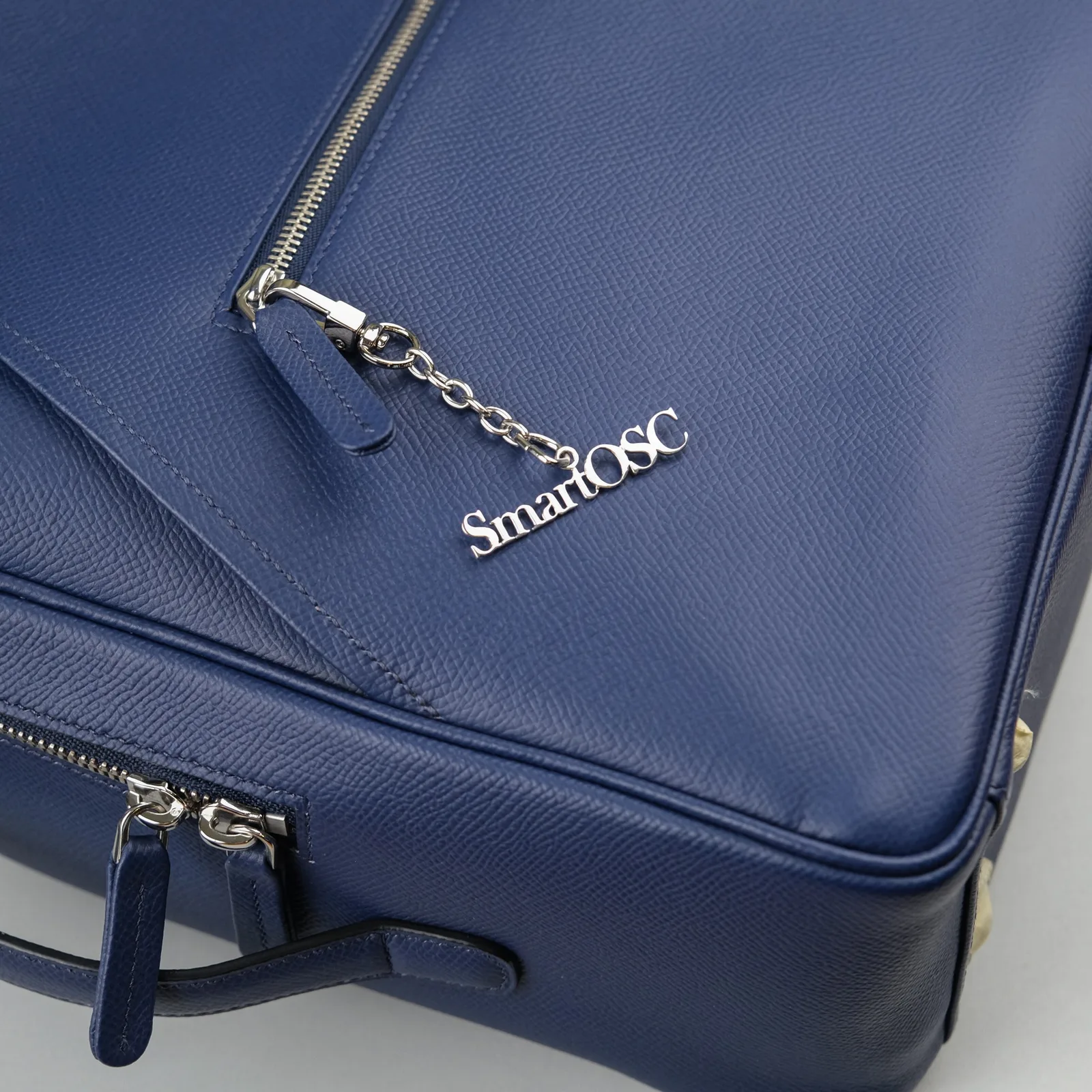 Ảnh Lifestyle Móc khóa charm kim loại màu bạc cắt chữ logo - Koi Leather
