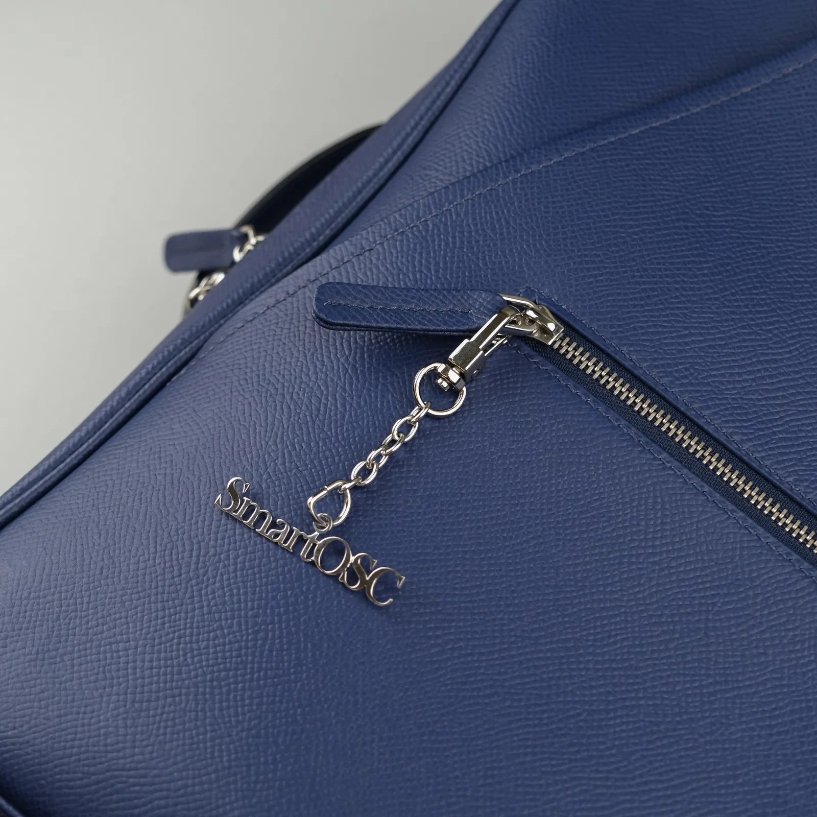 Ảnh Lifestyle Móc khóa charm kim loại màu bạc cắt chữ logo - Koi Leather