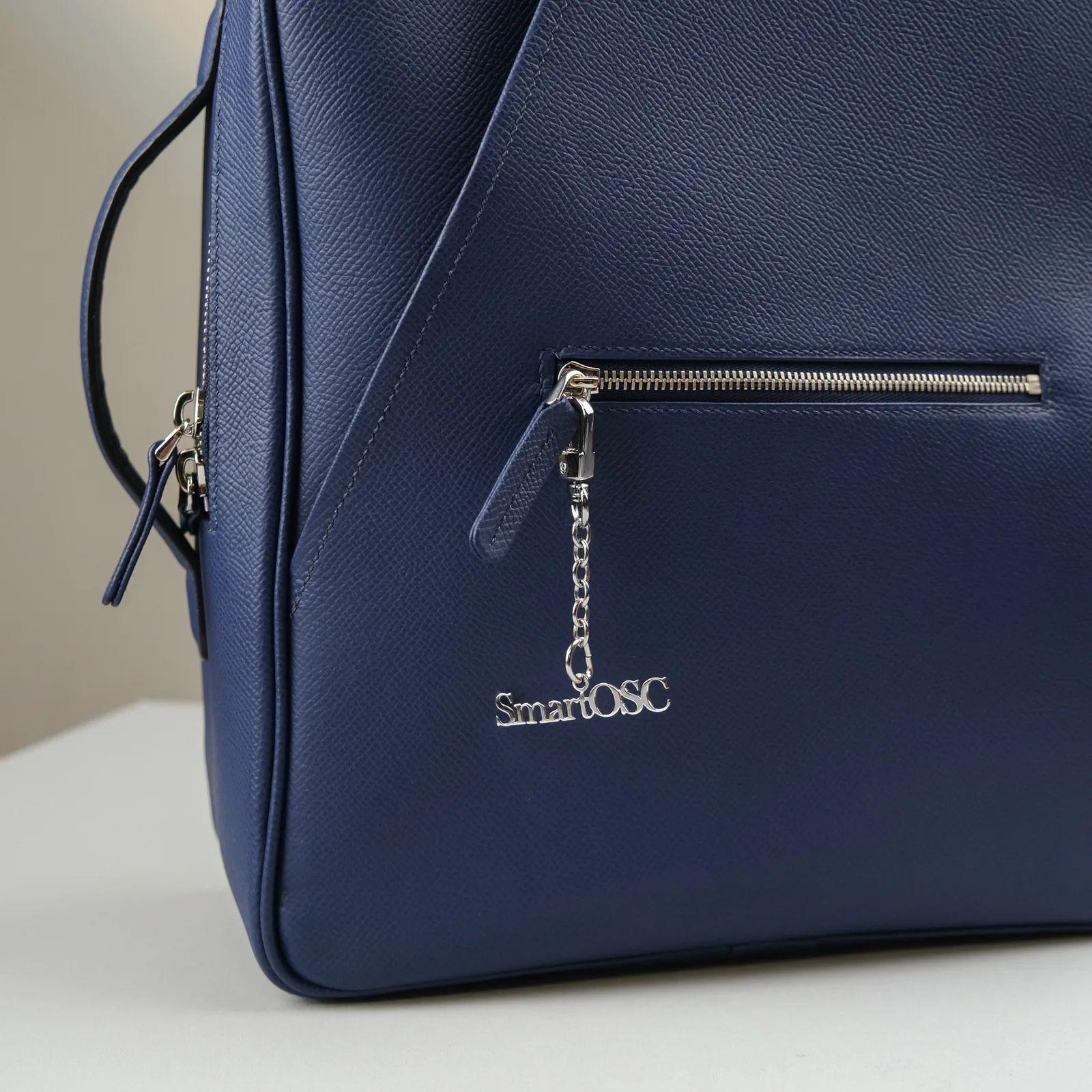 Ảnh Lifestyle Móc khóa charm kim loại màu bạc cắt chữ logo - Koi Leather