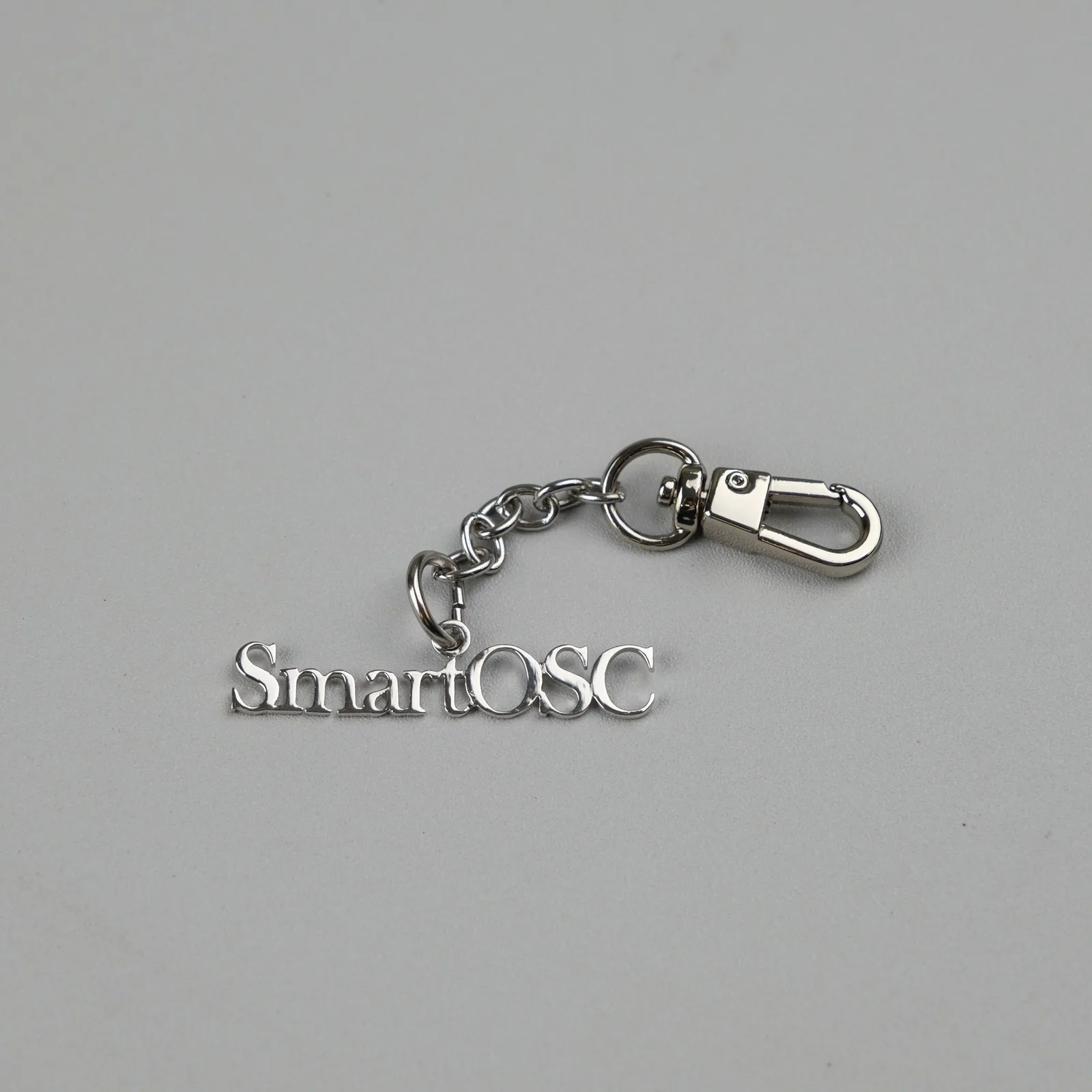 Ảnh Studio Móc khóa charm kim loại màu bạc cắt chữ logo - Koi Leather
