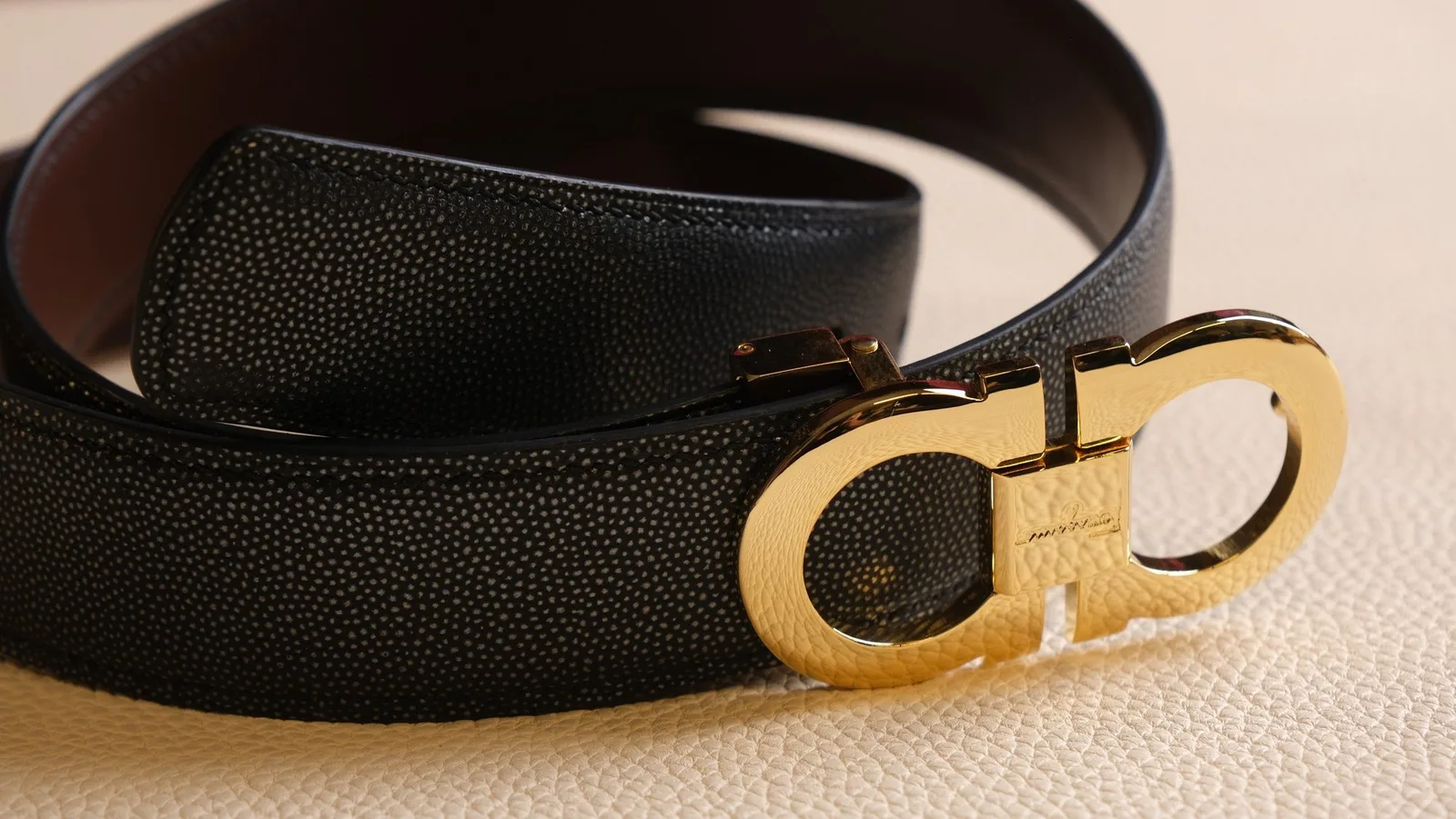 Ảnh Studio Dây thắt lưng da Caviar màu đen may viền - Koi Leather