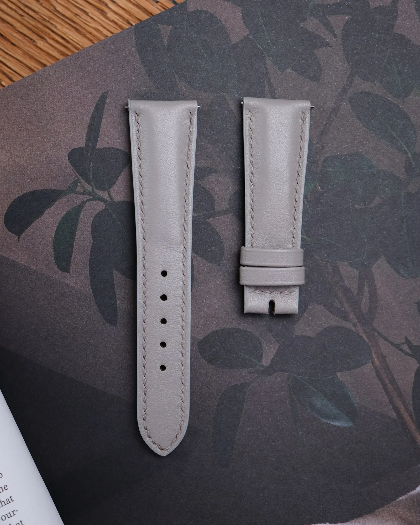Ảnh Studio Dây đồng hồ da Swift xám dáng độn - Koi Leather