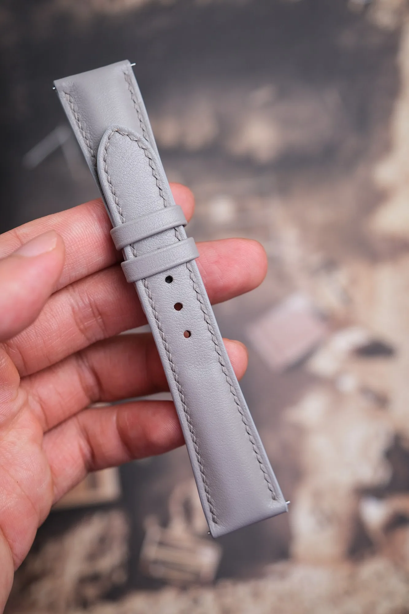 Ảnh Lifestyle Dây đồng hồ da Swift xám dáng độn - Koi Leather