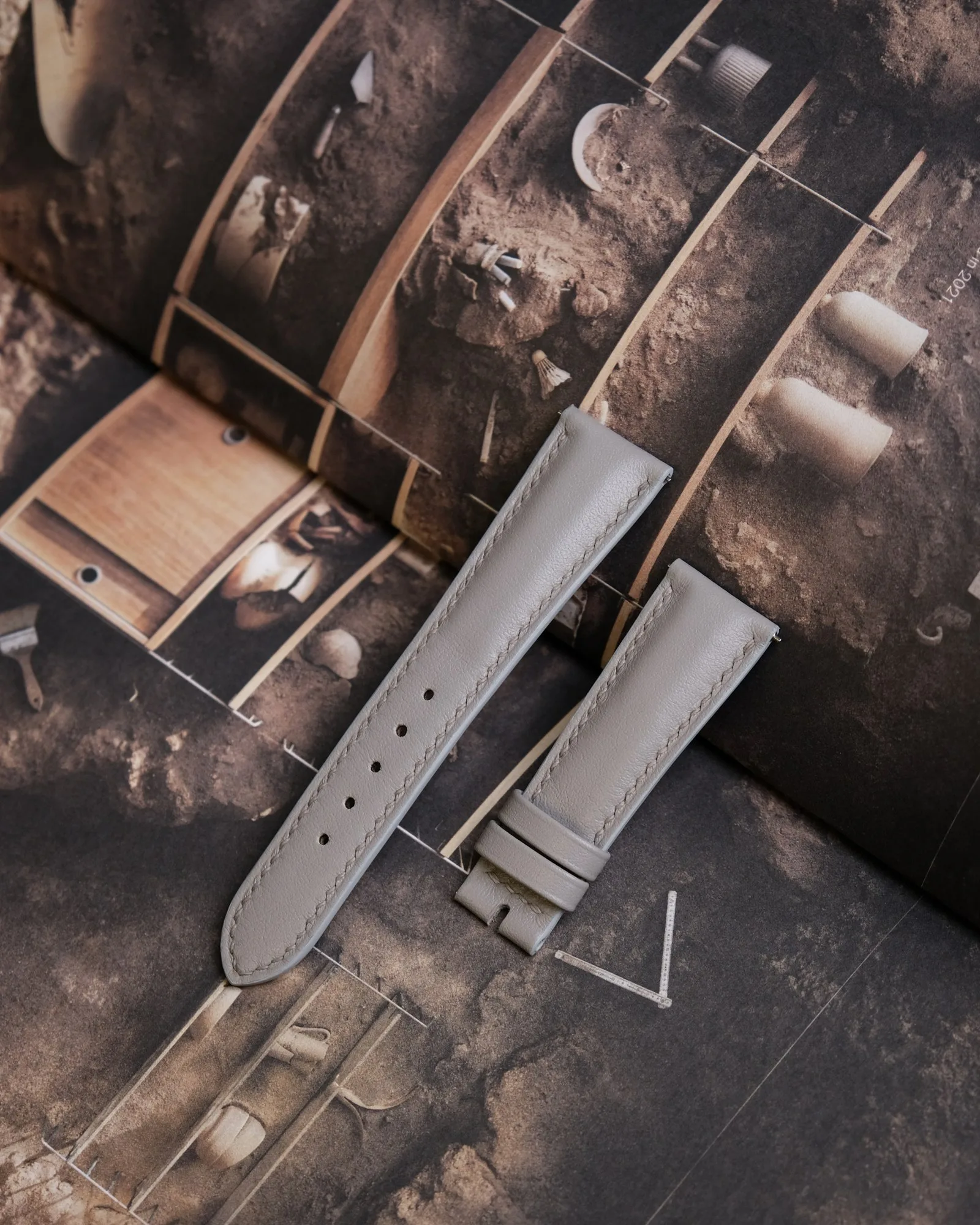 Ảnh Lifestyle Dây đồng hồ da Swift xám dáng độn - Koi Leather