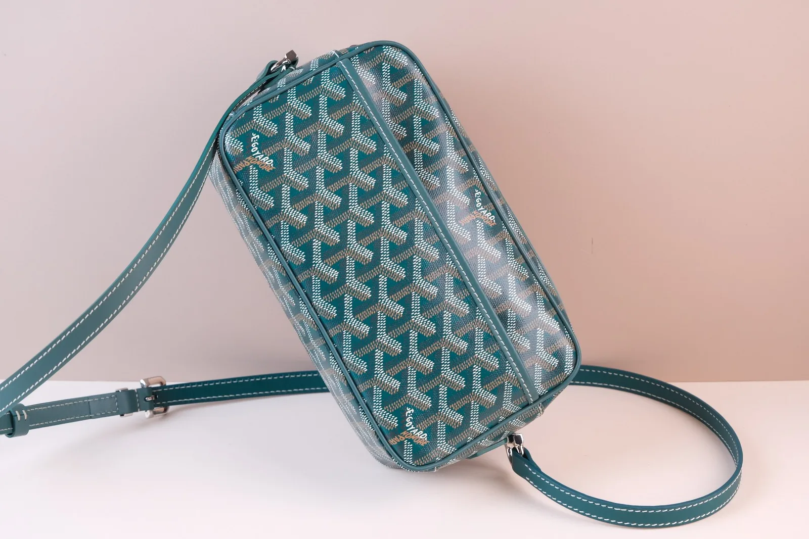 Ảnh Studio Túi đeo chéo dáng camera canvas họa tiết phối da xanh - Koi Leather