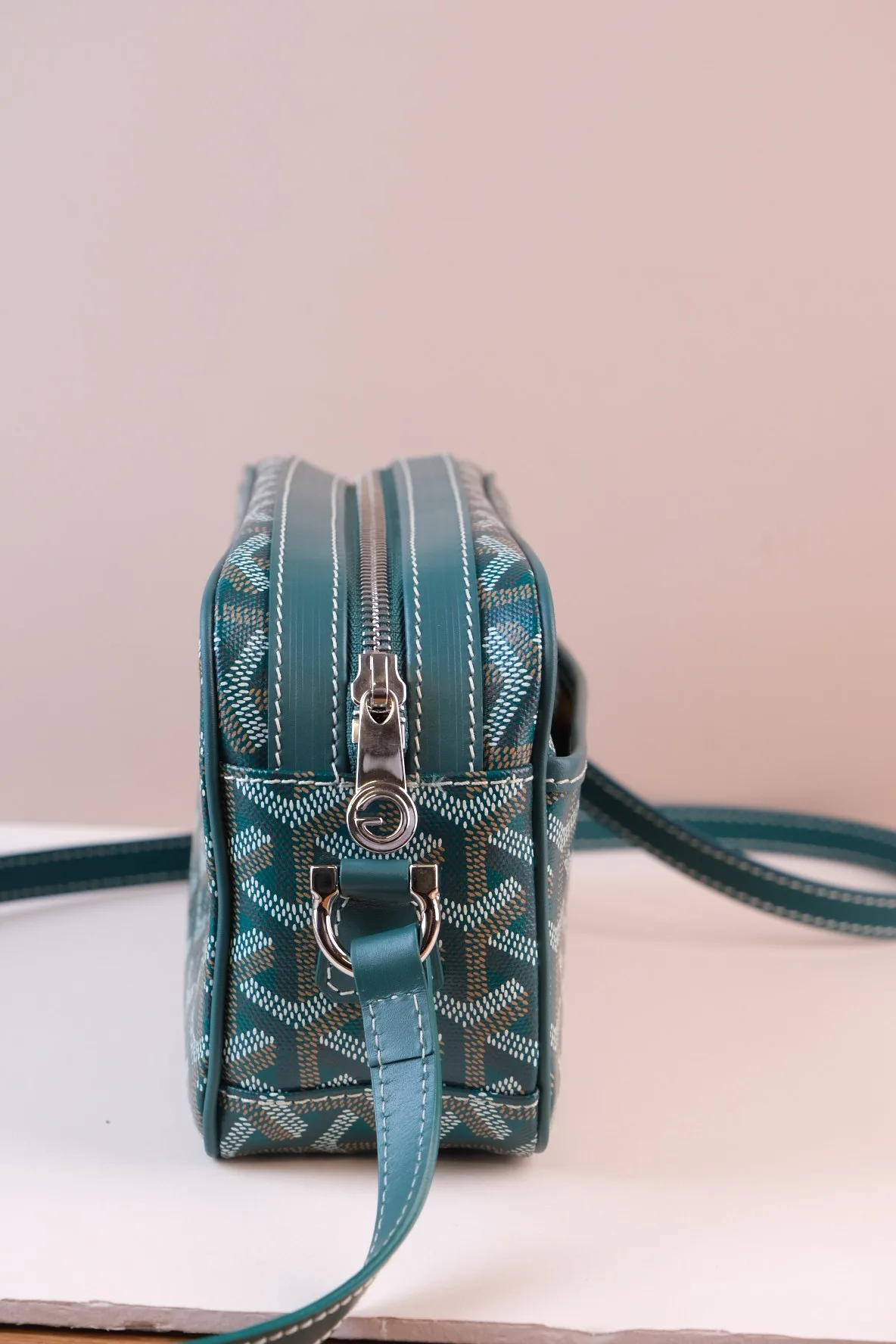 Ảnh Studio Túi đeo chéo dáng camera canvas họa tiết phối da xanh - Koi Leather