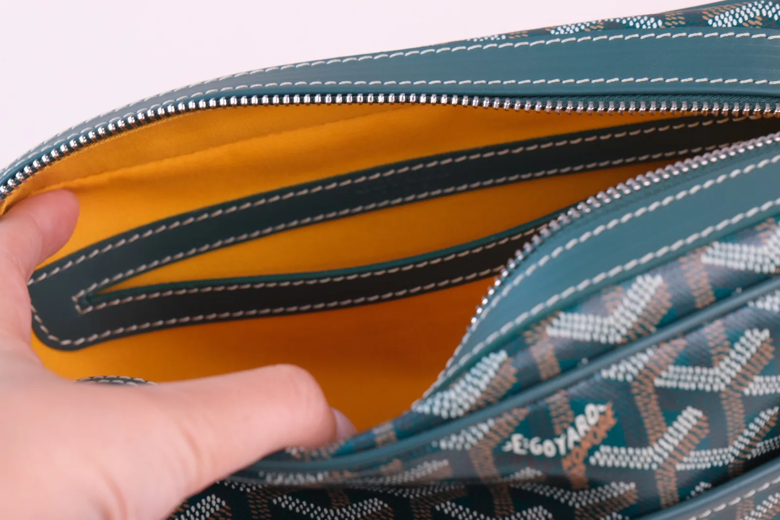 Ảnh Studio Túi đeo chéo dáng camera canvas họa tiết phối da xanh - Koi Leather
