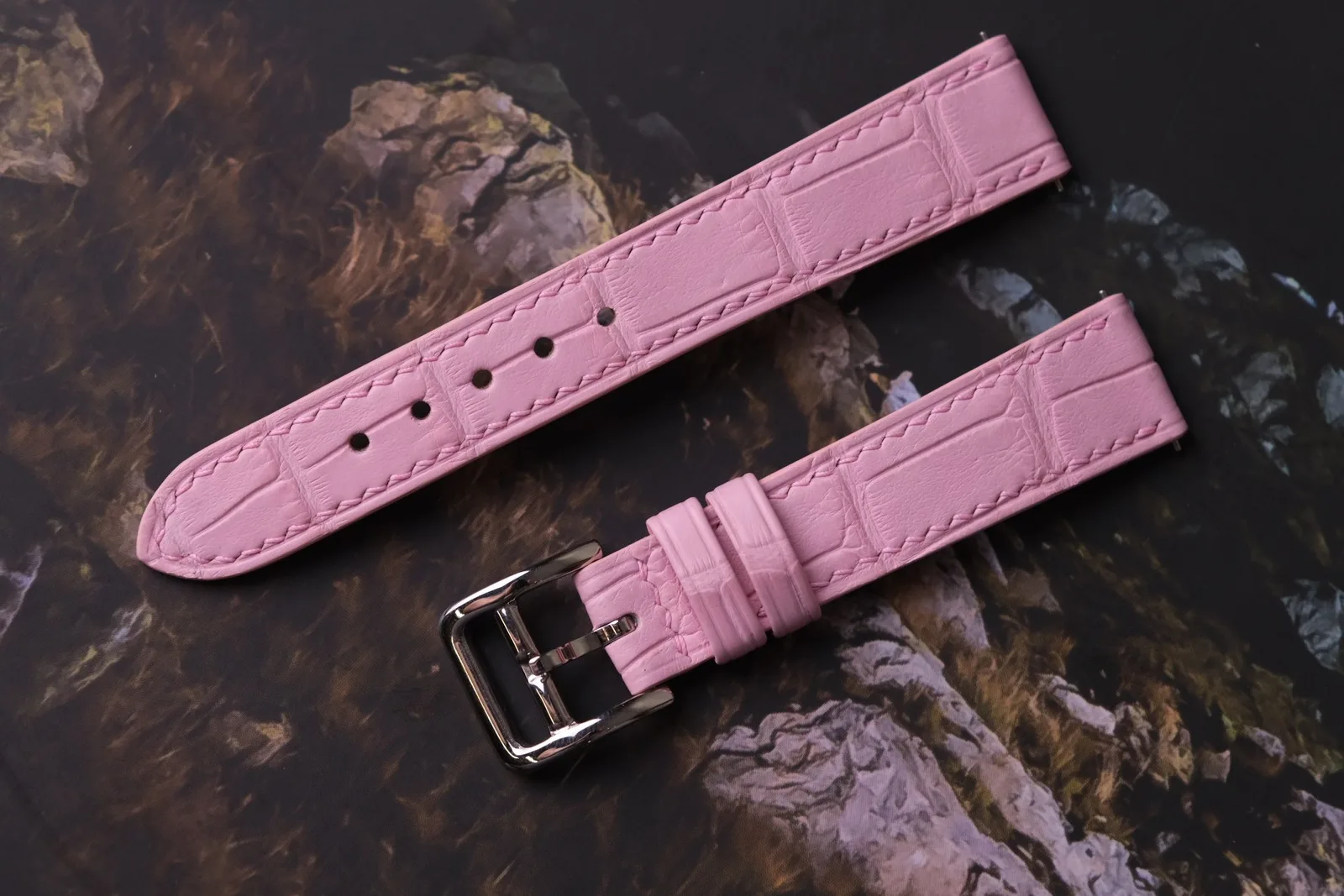 Ảnh Studio Dây đồng hồ da cá sấu sắc hồng phom độn nhẹ - Koi Leather