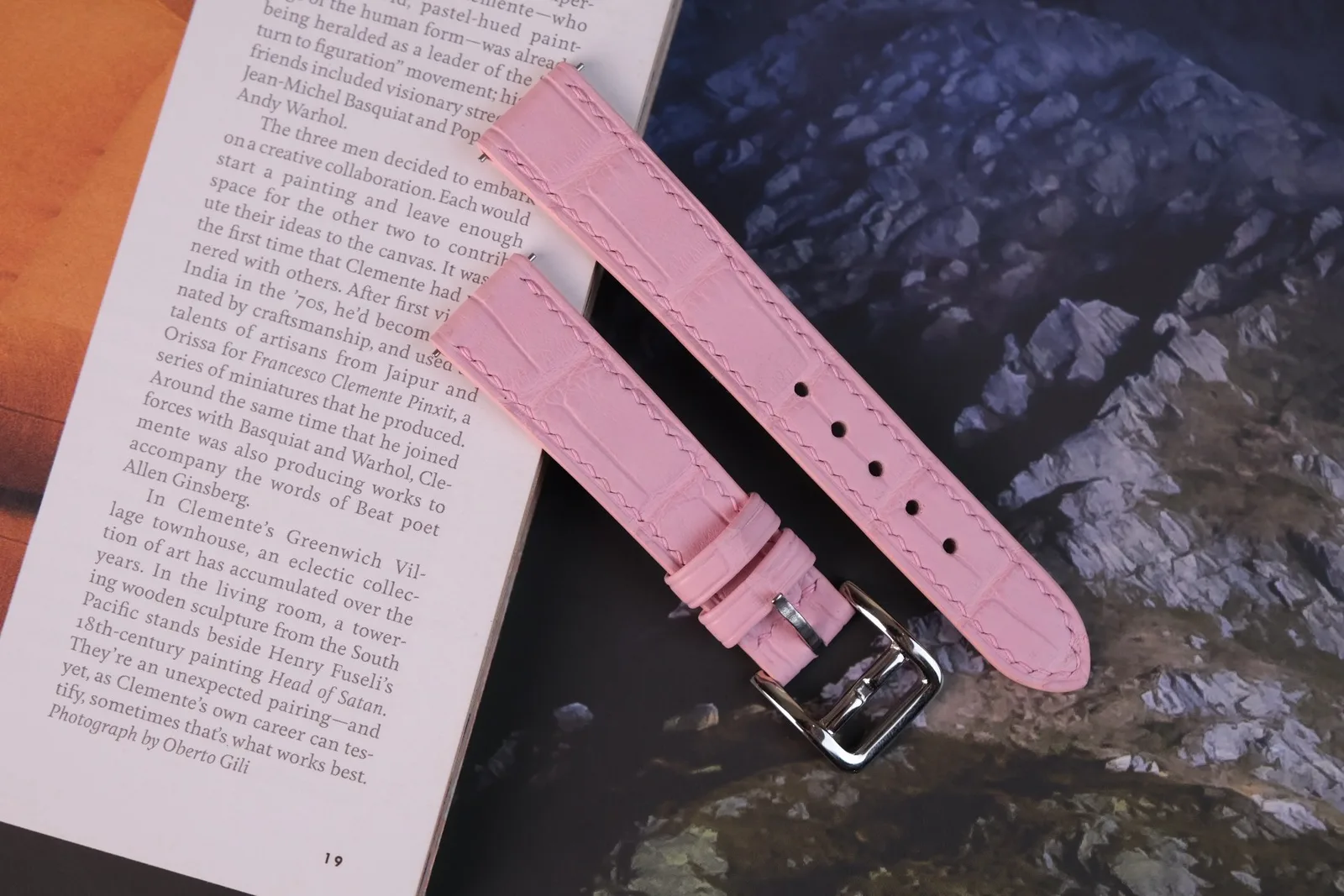 Ảnh Lifestyle Dây đồng hồ da cá sấu sắc hồng phom độn nhẹ - Koi Leather