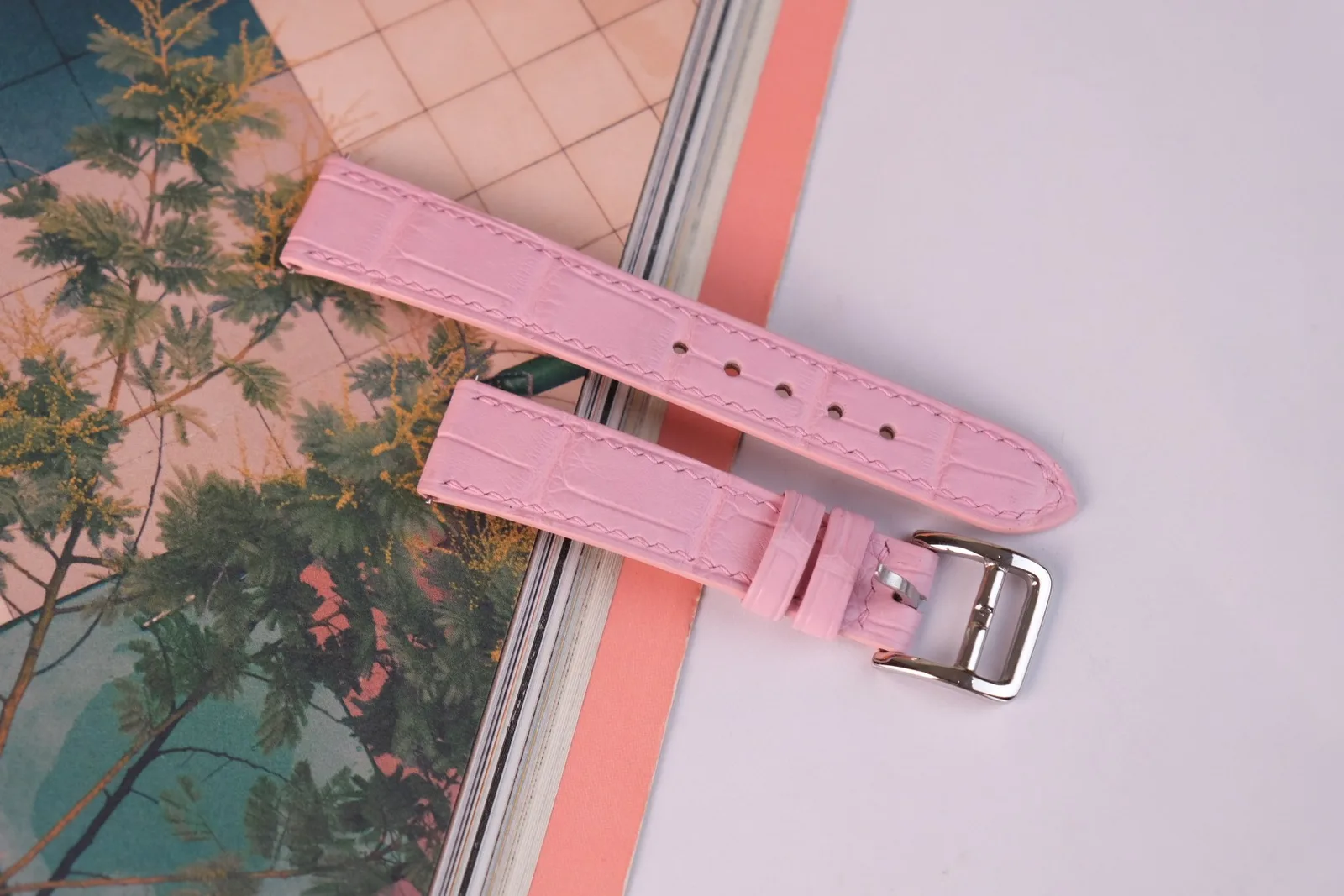 Ảnh Lifestyle Dây đồng hồ da cá sấu sắc hồng phom độn nhẹ - Koi Leather