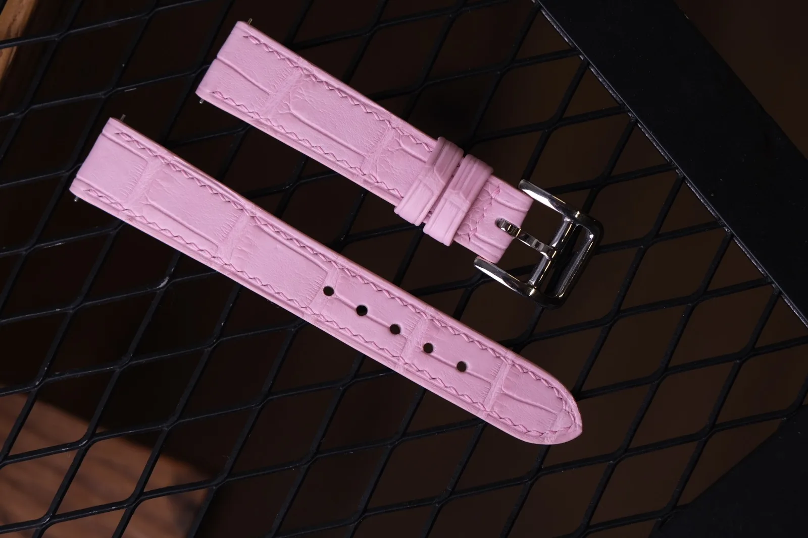 Ảnh Studio Dây đồng hồ da cá sấu sắc hồng phom độn nhẹ - Koi Leather