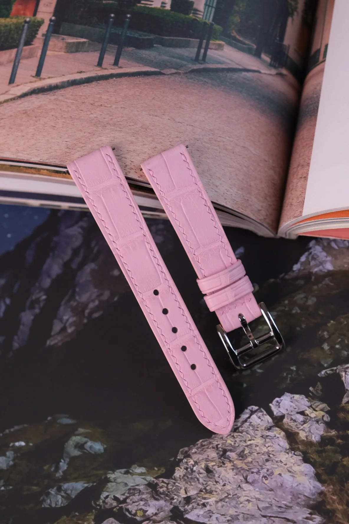Ảnh Lifestyle Dây đồng hồ da cá sấu sắc hồng phom độn nhẹ - Koi Leather