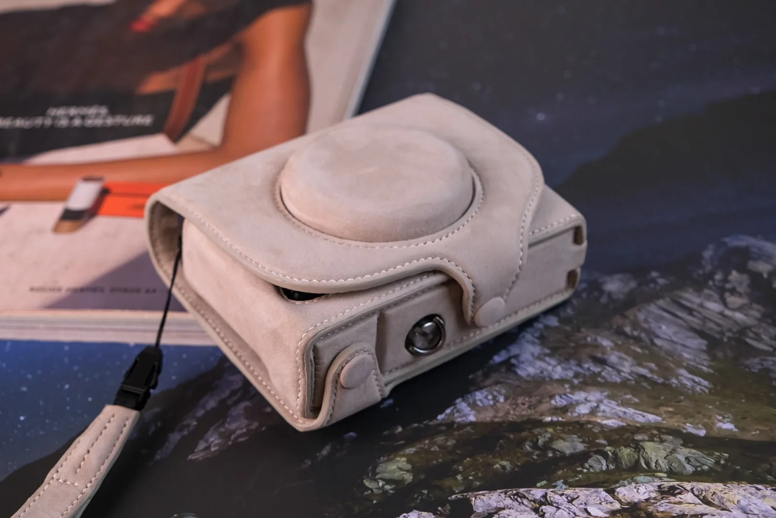 Ảnh Studio Bộ bao da máy ảnh da Nubuck xám kem kèm nắp che và dây đeo - Koi Leather