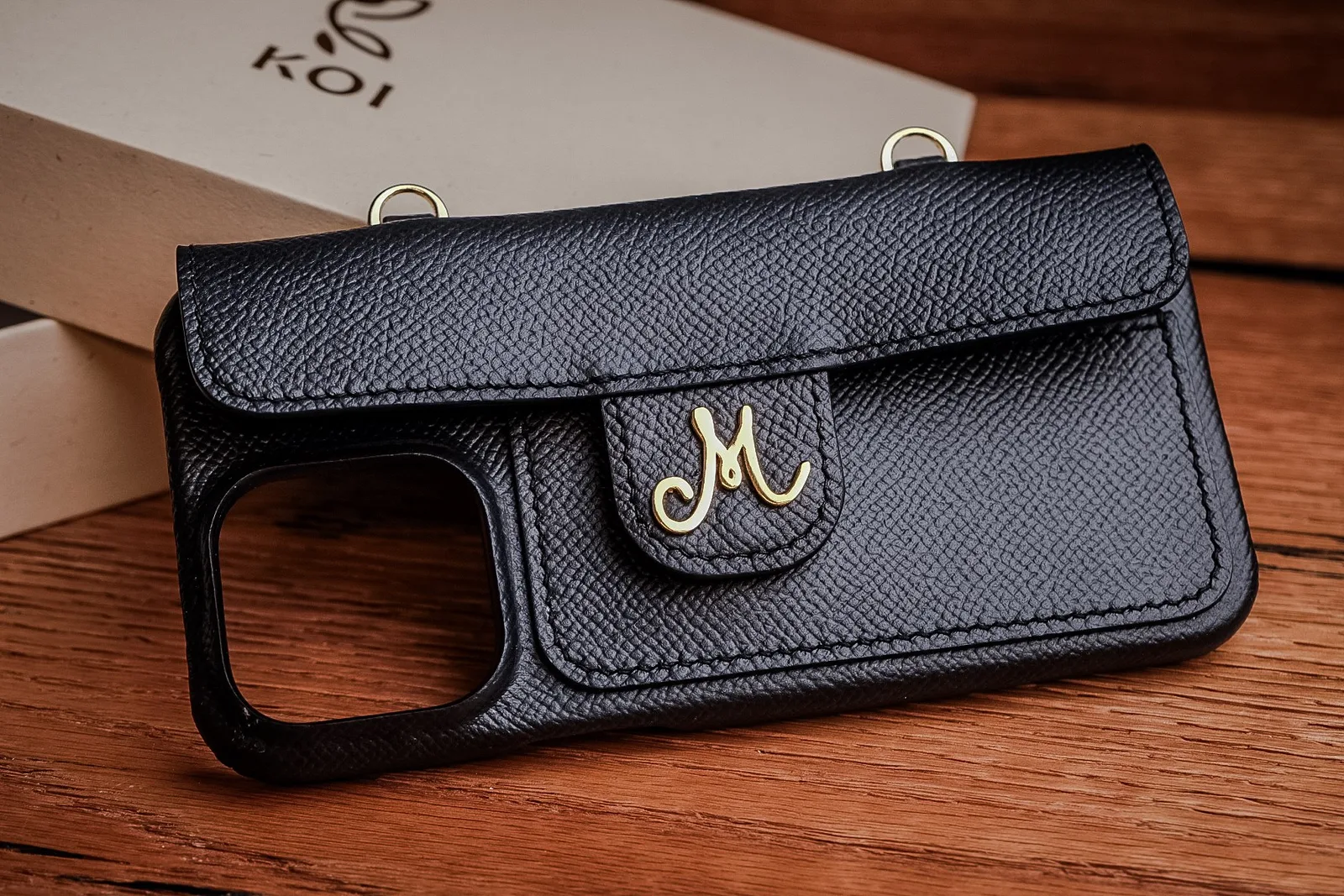 Ảnh Studio Ốp lưng da Epsom đen có nắp gập và khoen đeo - Koi Leather