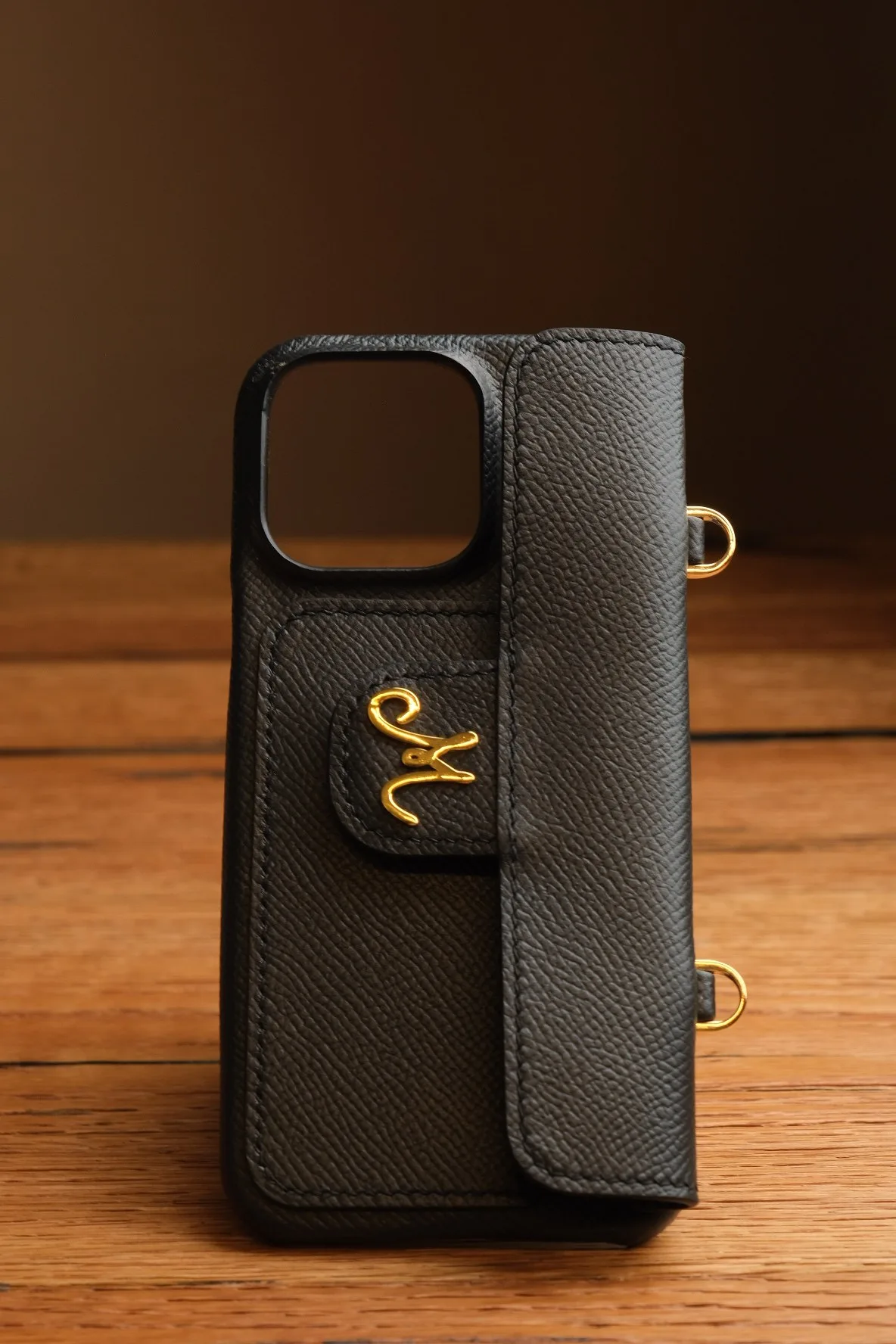 Ảnh Studio Ốp lưng da Epsom đen có nắp gập và khoen đeo - Koi Leather