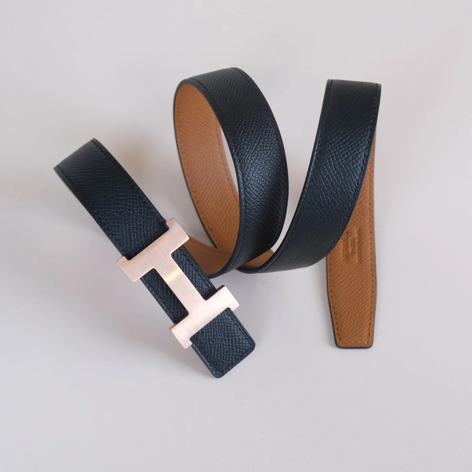 Ảnh Studio Dây lưng da bò Epsom màu đen phối hai mặt bản 24mm - Koi Leather
