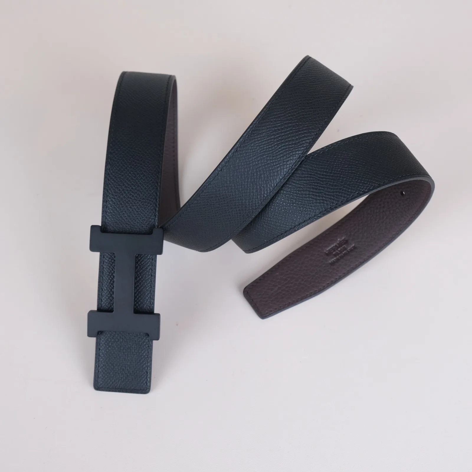 Ảnh Studio Dây lưng da bò Epsom màu đen phối hai mặt bản 24mm - Koi Leather