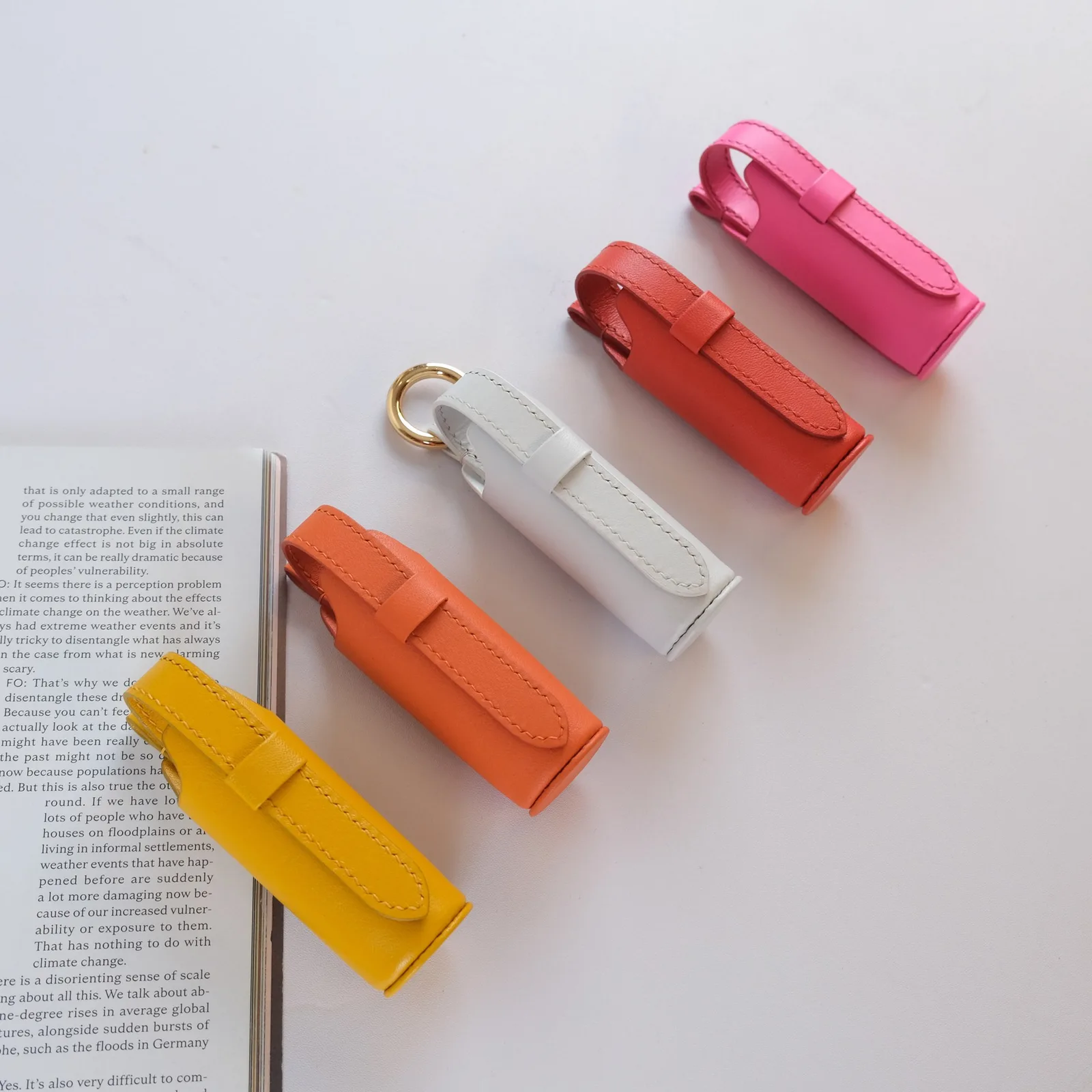 Ảnh Lifestyle Charm bao da đựng son dáng trụ có khoen treo - Koi Leather