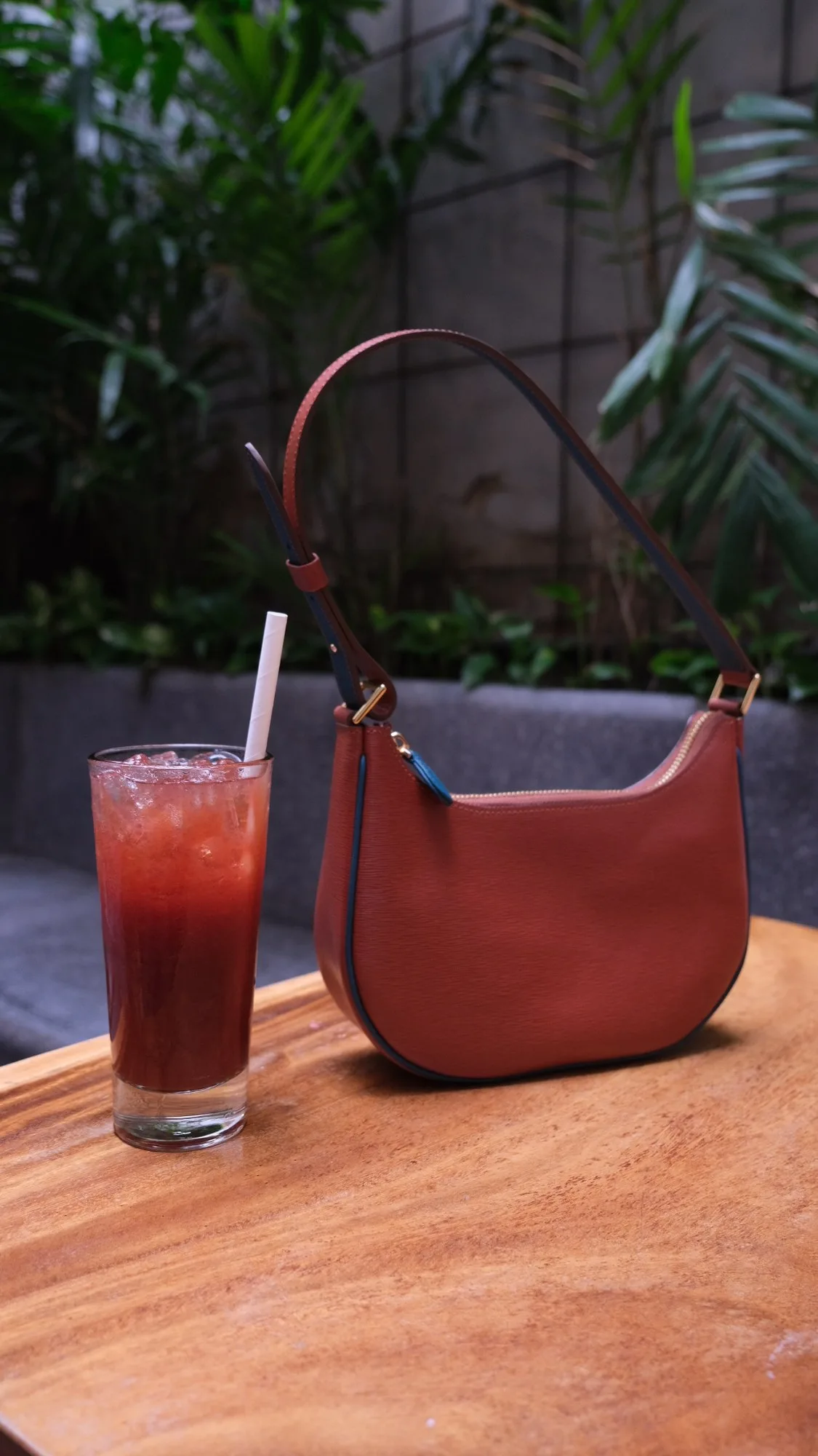 Ảnh Lifestyle Túi Kres da Epi màu cam dáng kẹp nách - Koi Leather