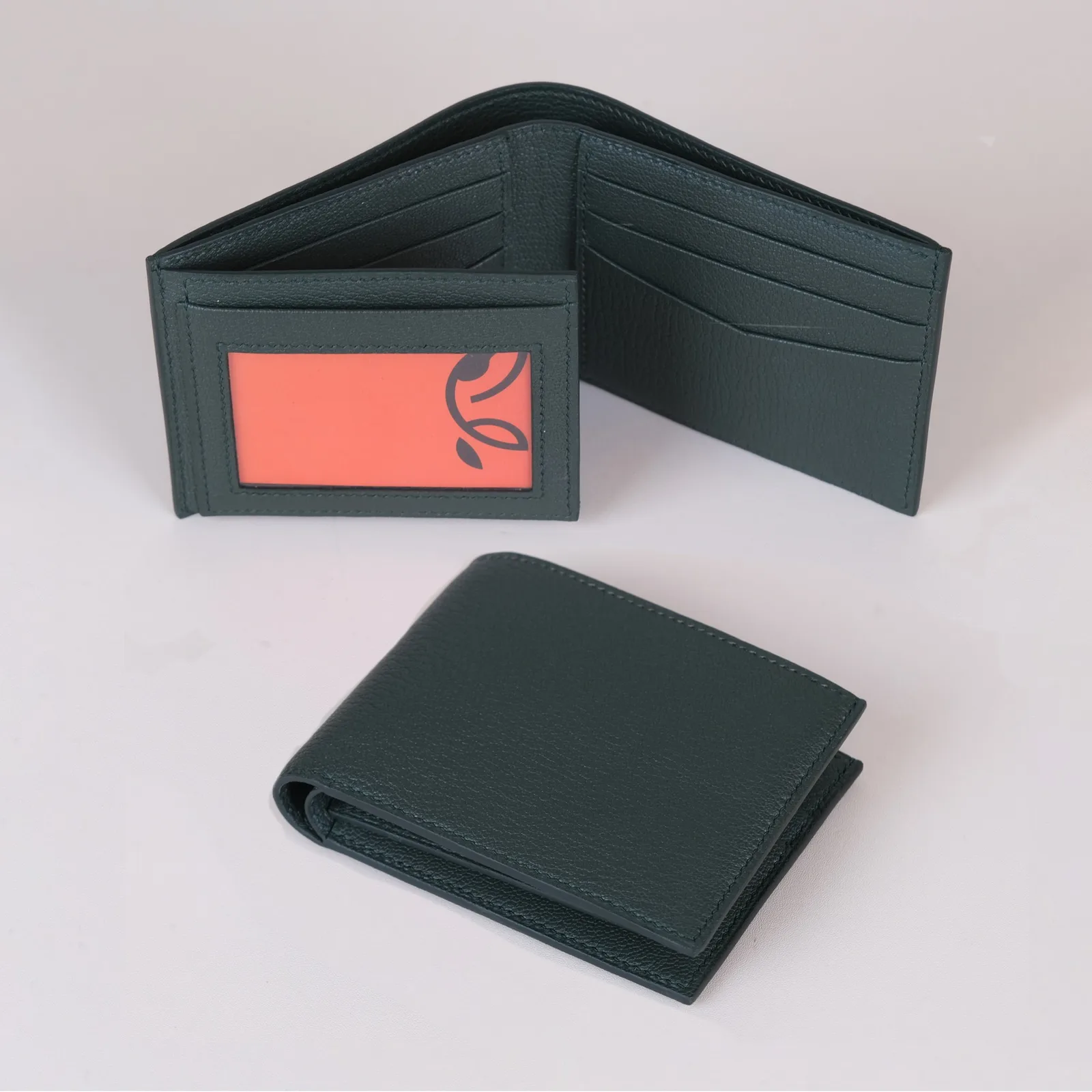 Ảnh Studio Ví da nam dáng ngang có ngăn lật màu xanh lá - Koi Leather