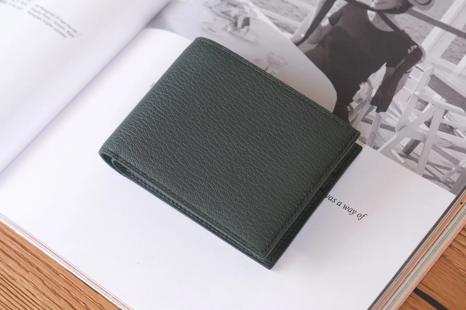 Ảnh Lifestyle Ví da nam dáng ngang có ngăn lật màu xanh lá - Koi Leather