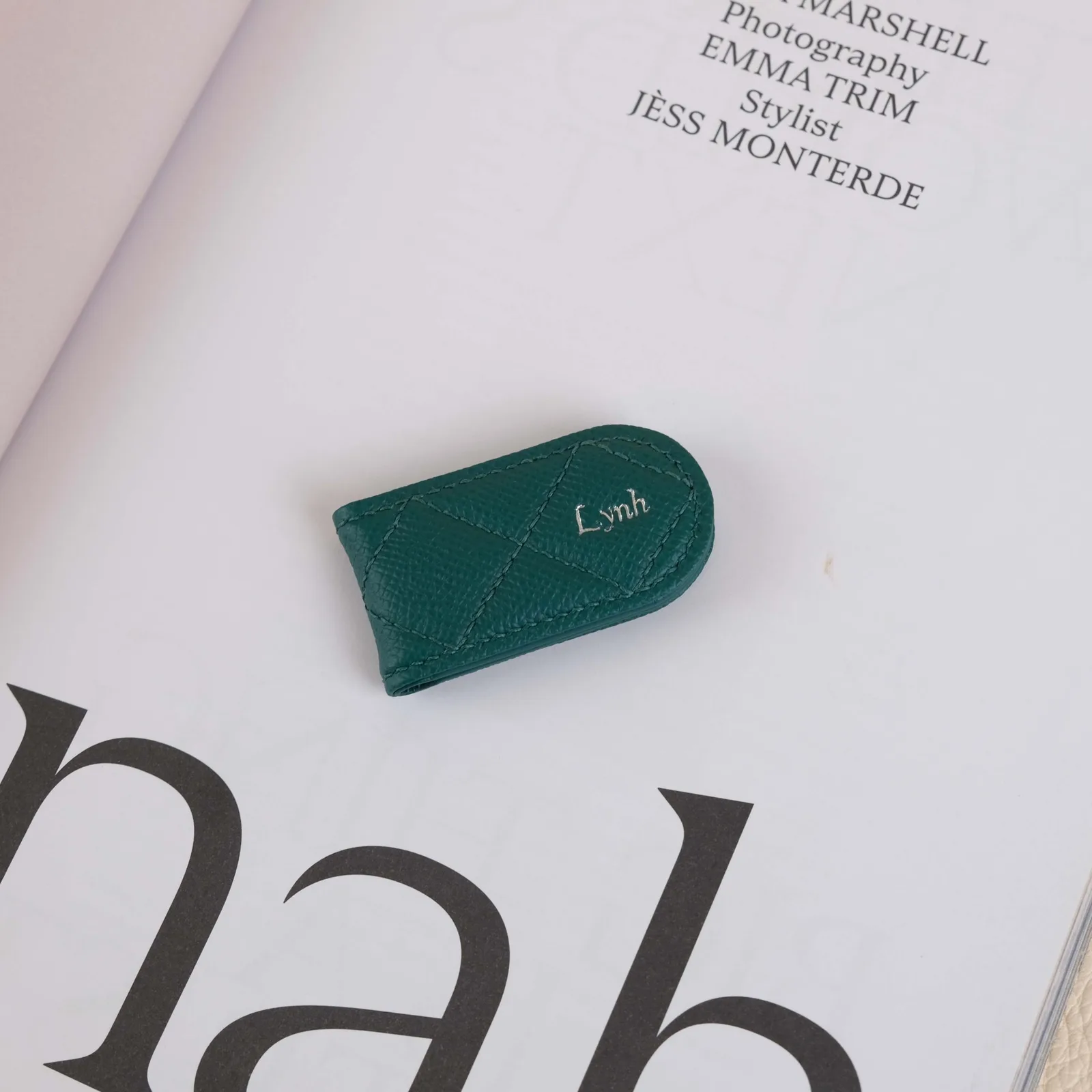 Ảnh Lifestyle Kẹp tiền nam châm da Epsom màu Malachite may chần trám - Koi Leather