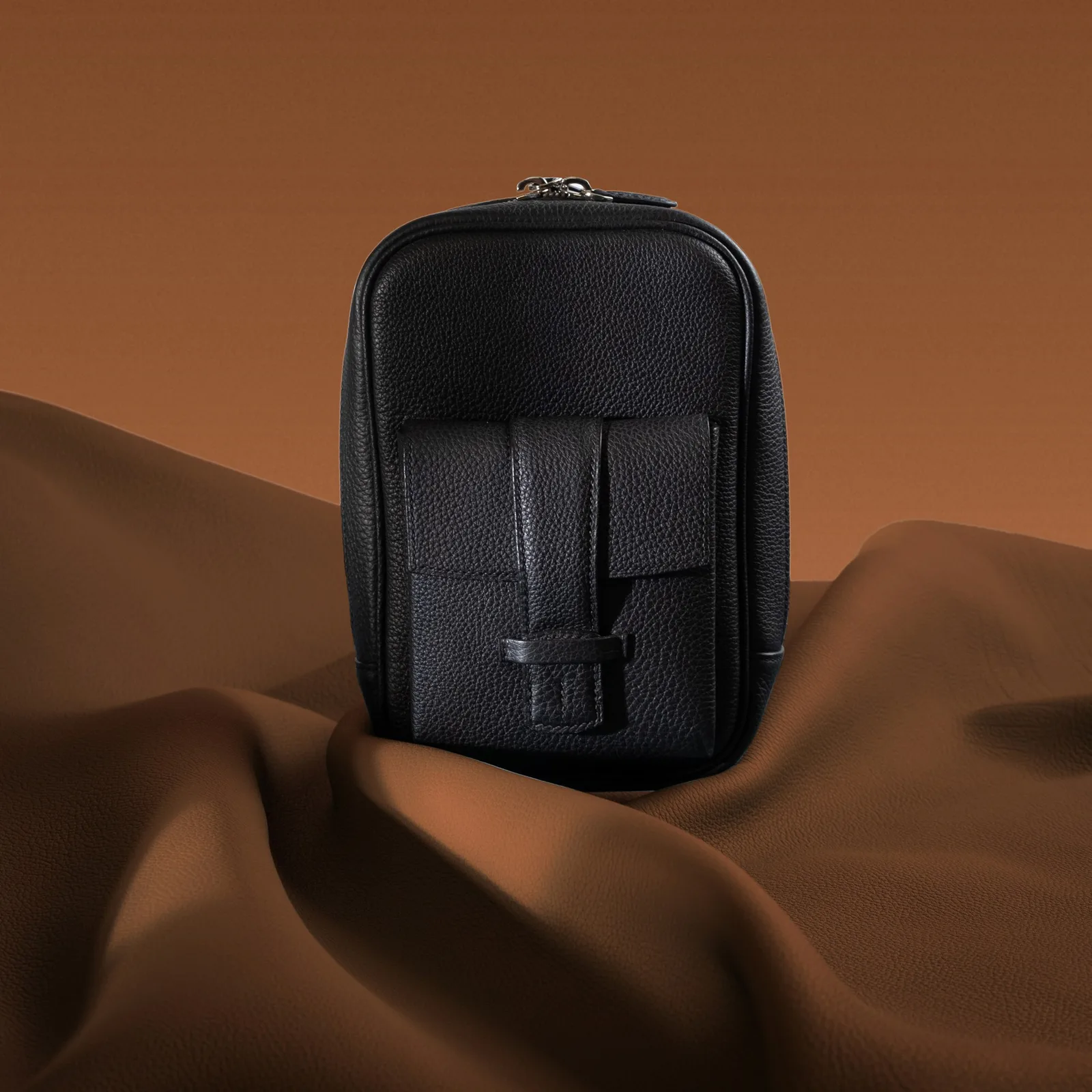 Ảnh Studio Túi da bò vân hạt phom đứng nắp cài đai - Koi Leather