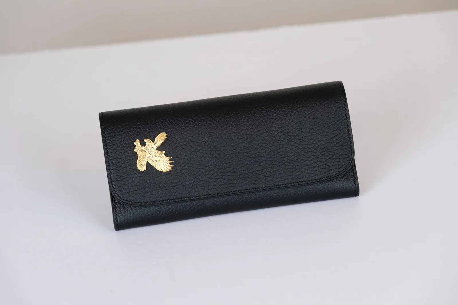 Ảnh Studio Ví dài da bò vân Mill màu đen đính huy hiệu đại bàng - Koi Leather