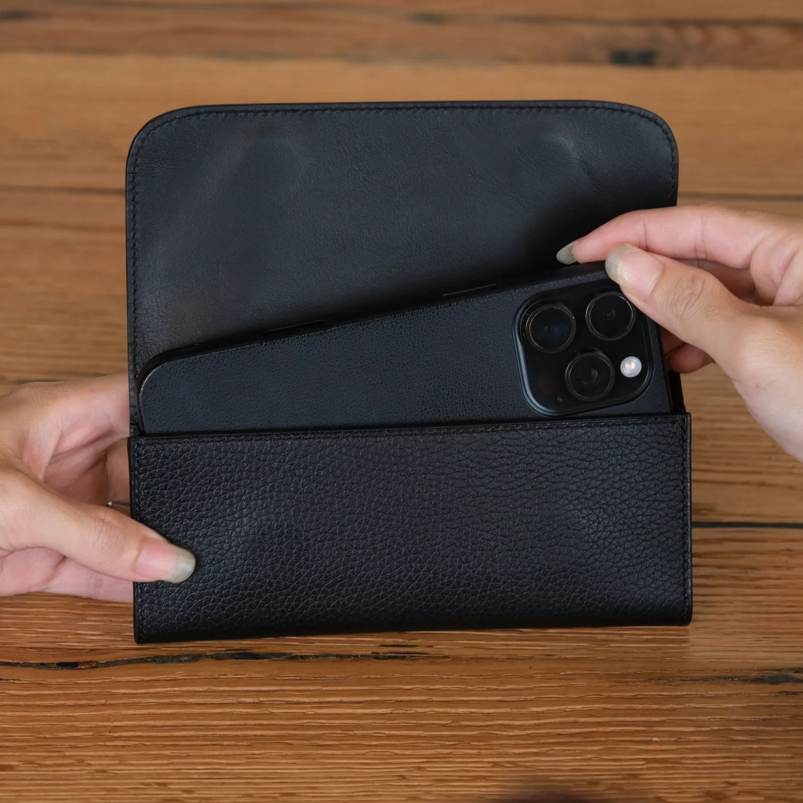 Ảnh Studio Ví dài da bò vân Mill màu đen đính huy hiệu đại bàng - Koi Leather