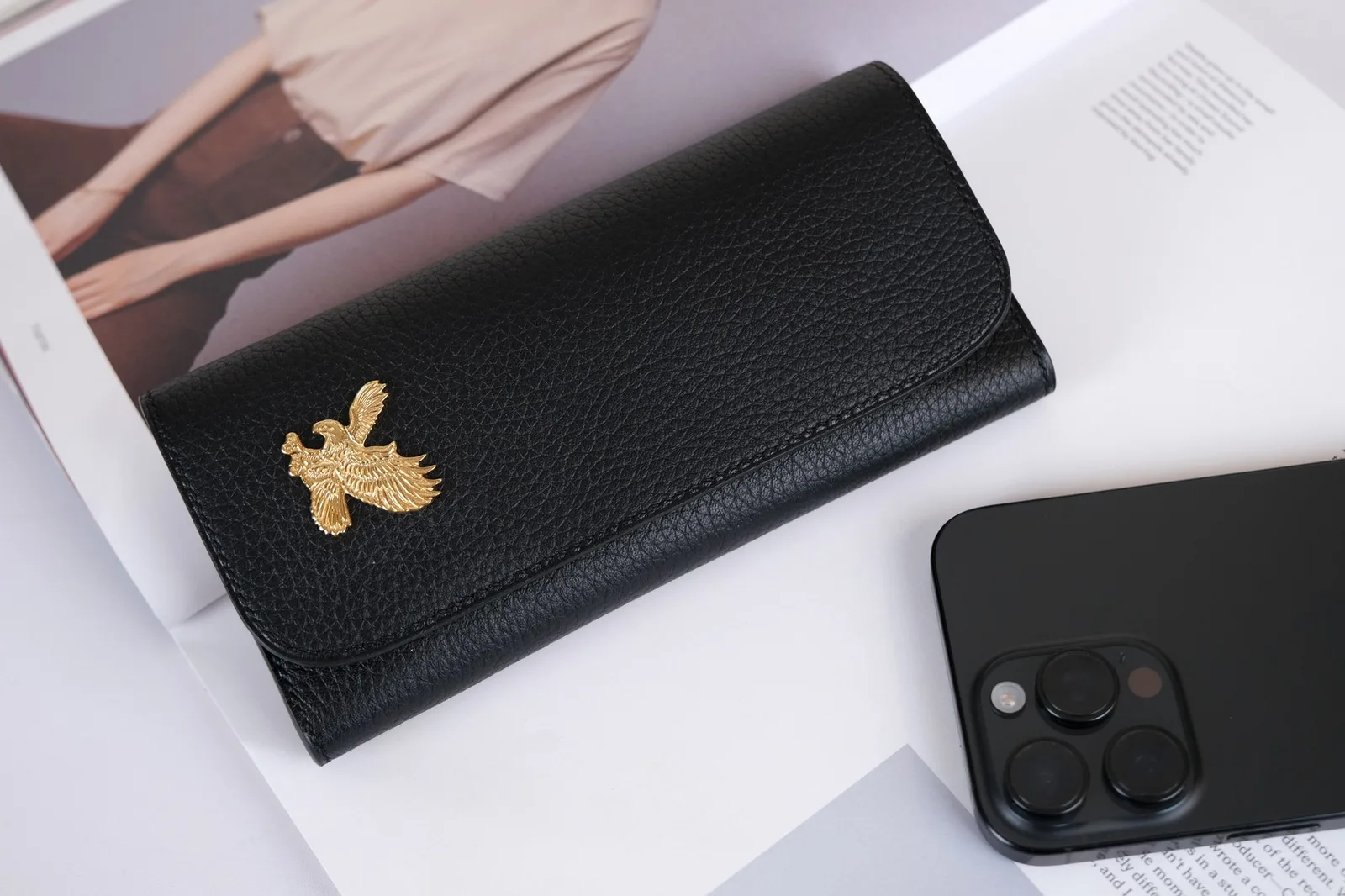Ảnh Lifestyle Ví dài da bò vân Mill màu đen đính huy hiệu đại bàng - Koi Leather