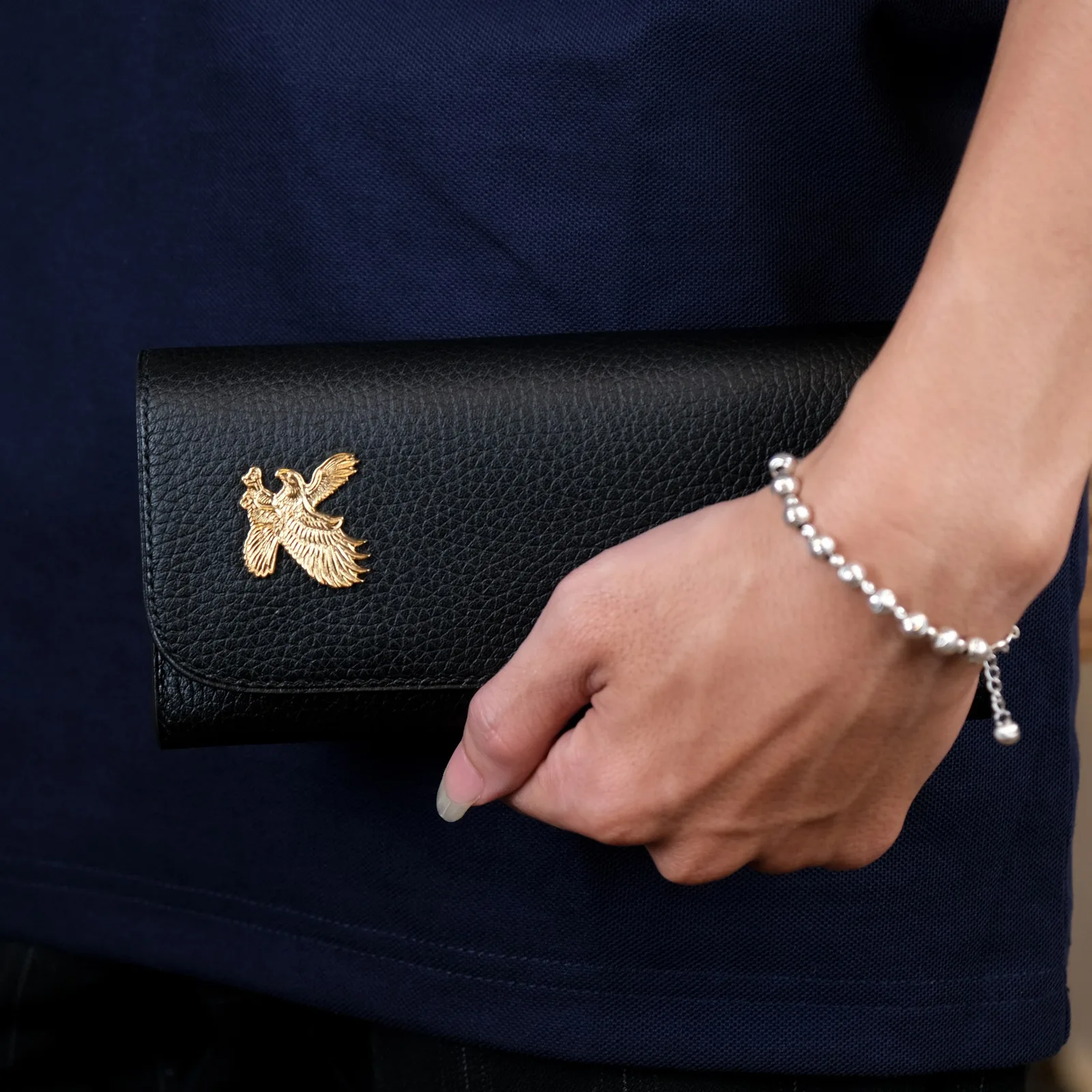 Ảnh Lifestyle Ví dài da bò vân Mill màu đen đính huy hiệu đại bàng - Koi Leather