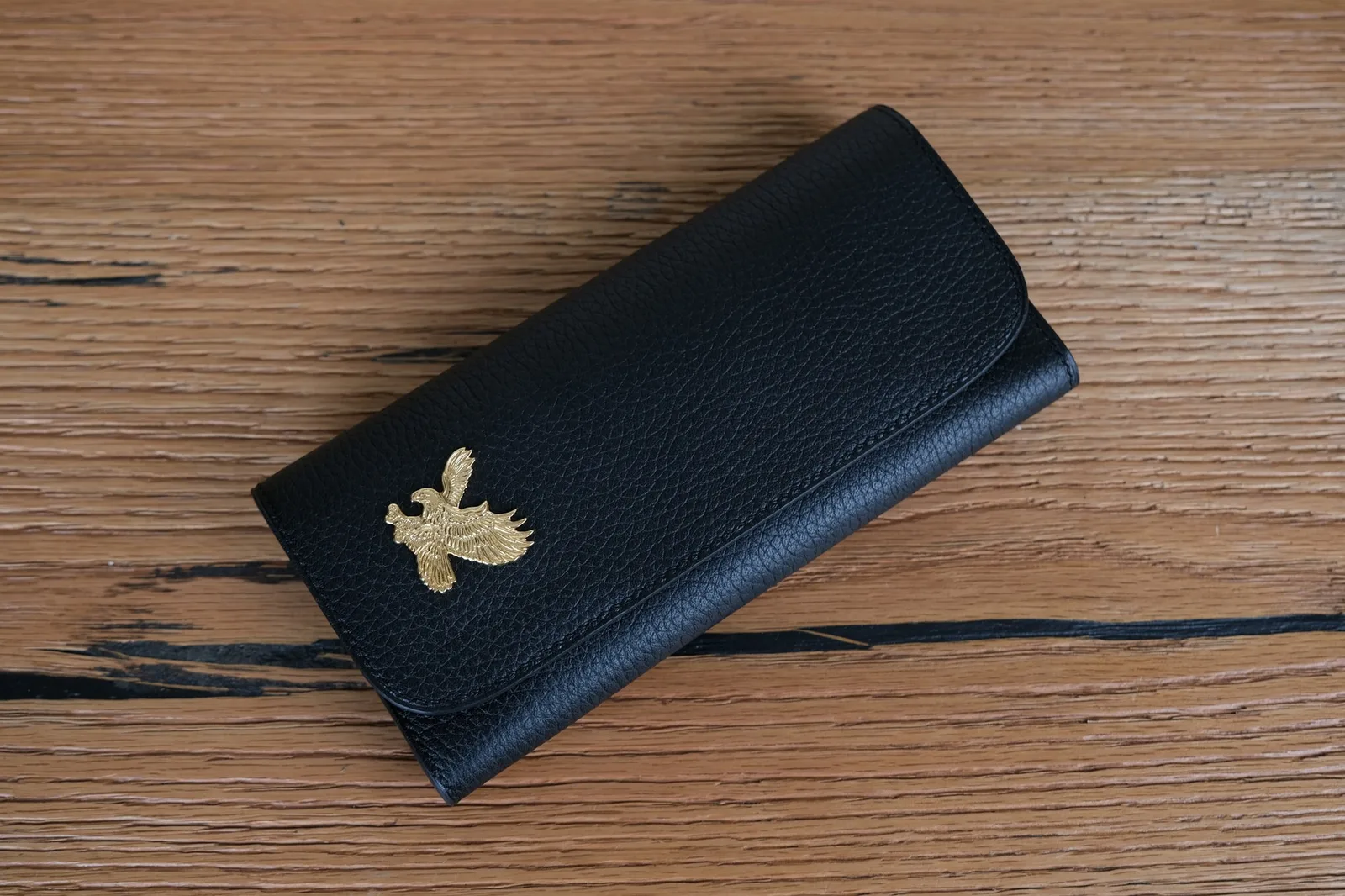 Ảnh Studio Ví dài da bò vân Mill màu đen đính huy hiệu đại bàng - Koi Leather