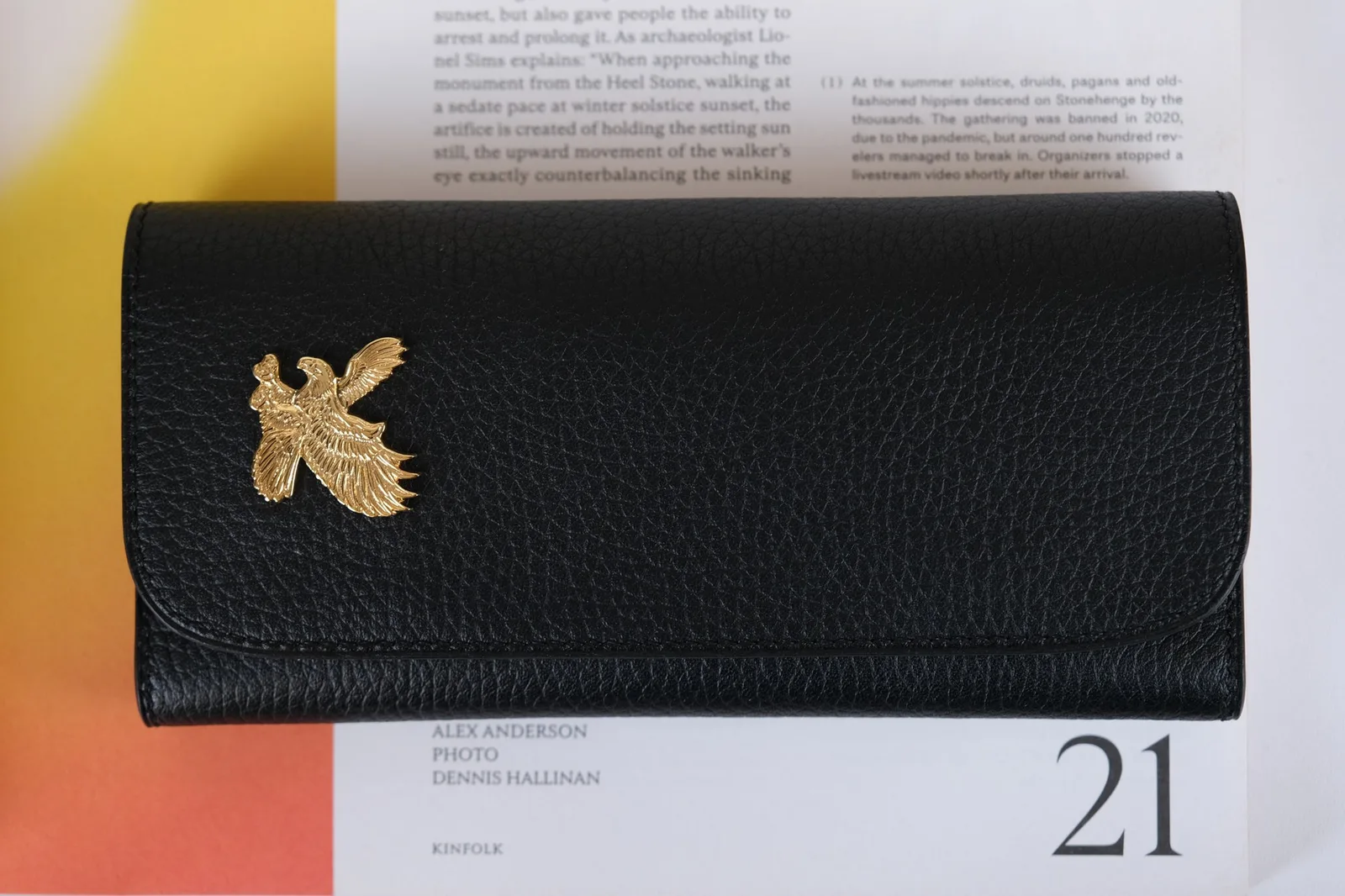 Ảnh Studio Ví dài da bò vân Mill màu đen đính huy hiệu đại bàng - Koi Leather