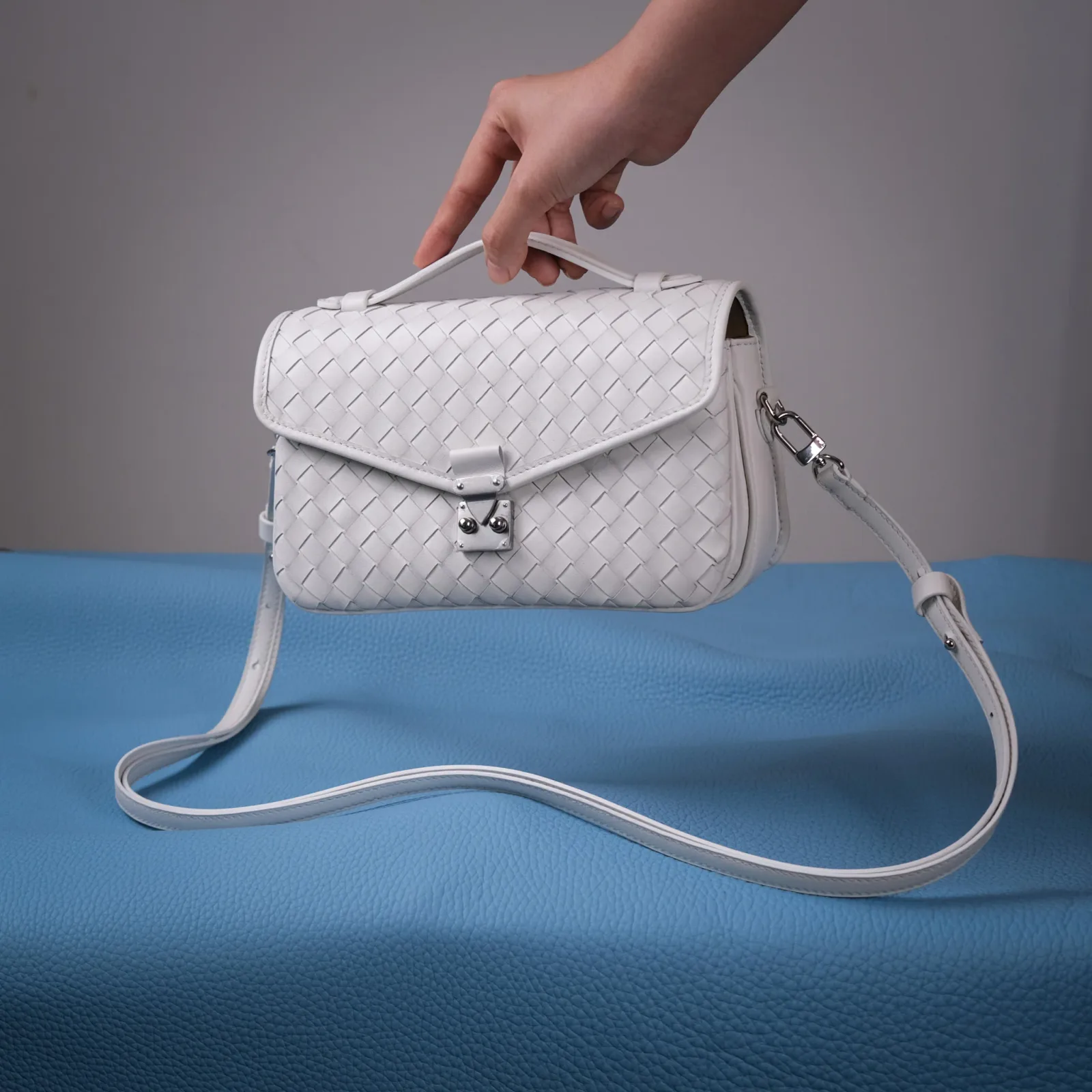 Ảnh Studio Túi Chub Trắng - Koi Leather