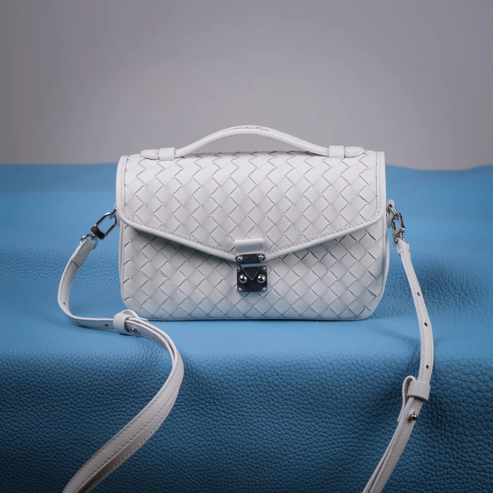 Ảnh Studio Túi Chub Trắng - Koi Leather