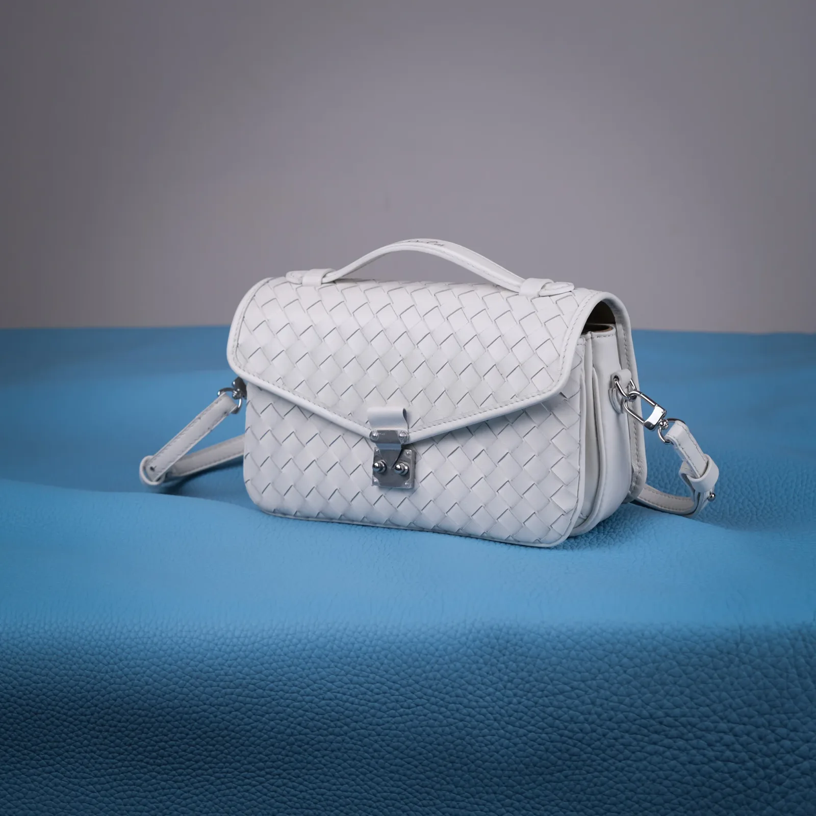 Ảnh Studio Túi Chub Trắng - Koi Leather
