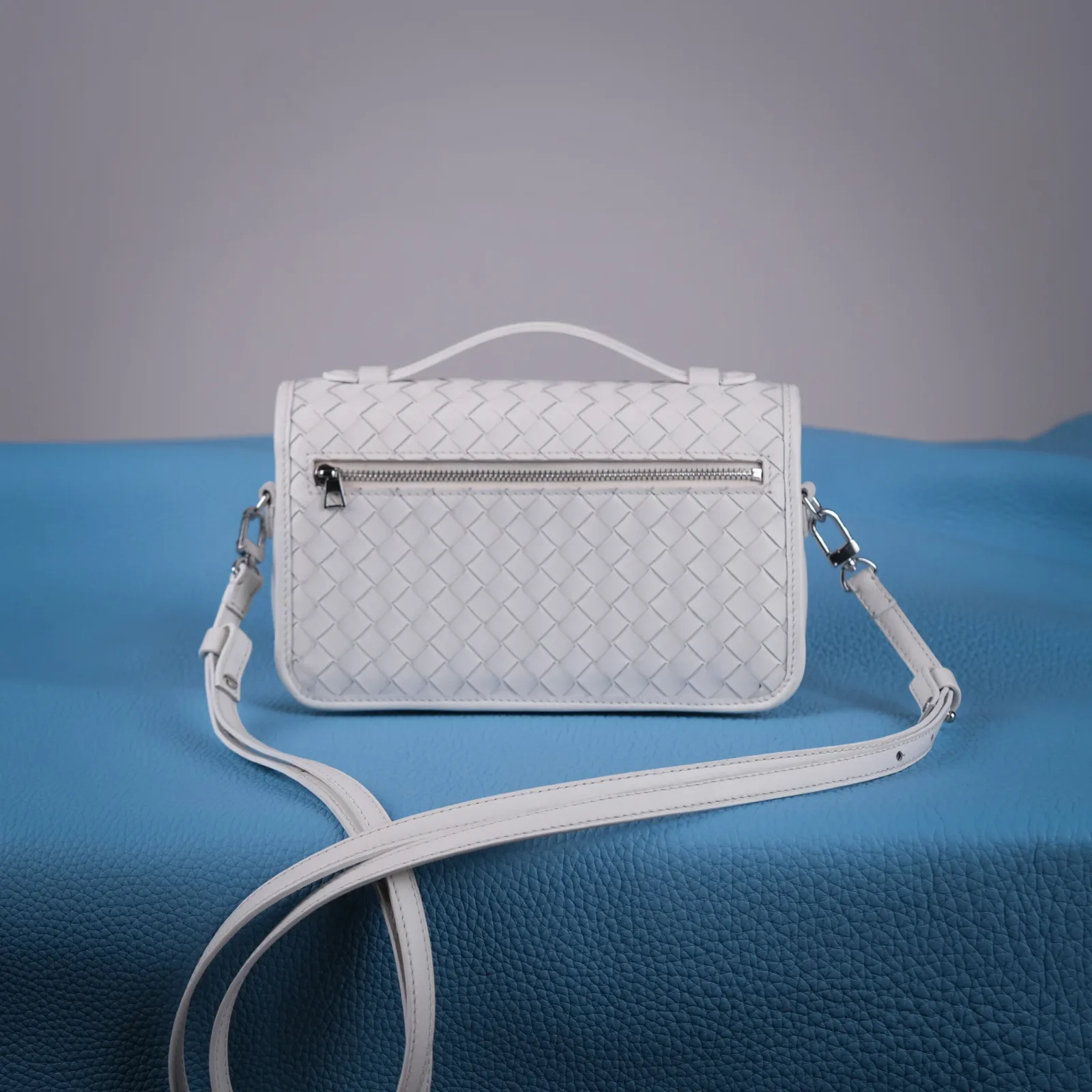 Ảnh Studio Túi Chub Trắng - Koi Leather