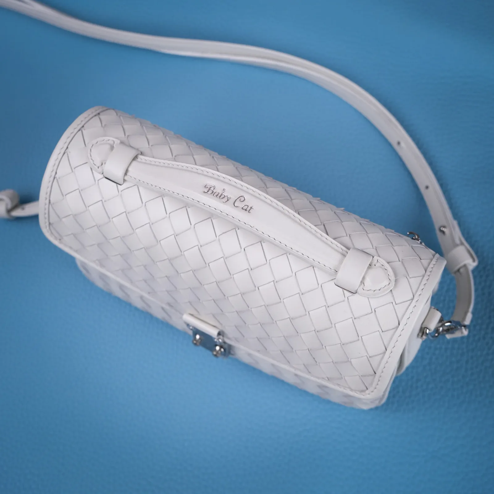 Ảnh Studio Túi Chub Trắng - Koi Leather