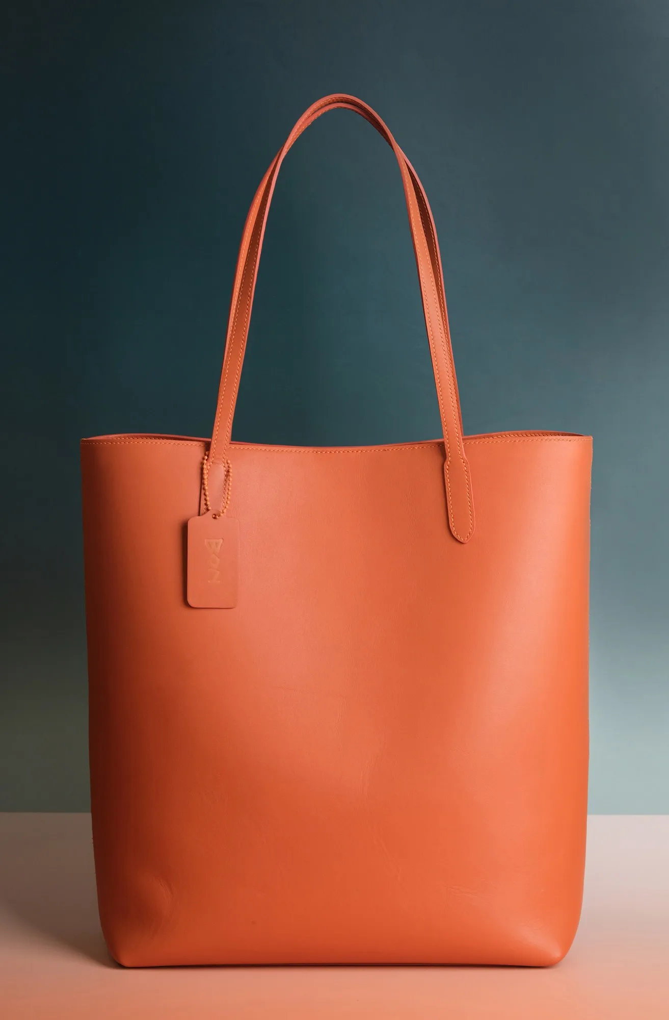 Ảnh Studio Túi tote da bò dáng đứng màu cam quai đeo vai - Koi Leather