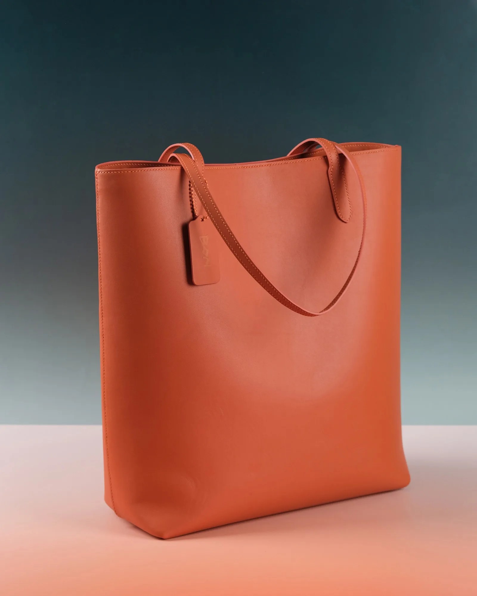 Ảnh Studio Túi tote da bò dáng đứng màu cam quai đeo vai - Koi Leather
