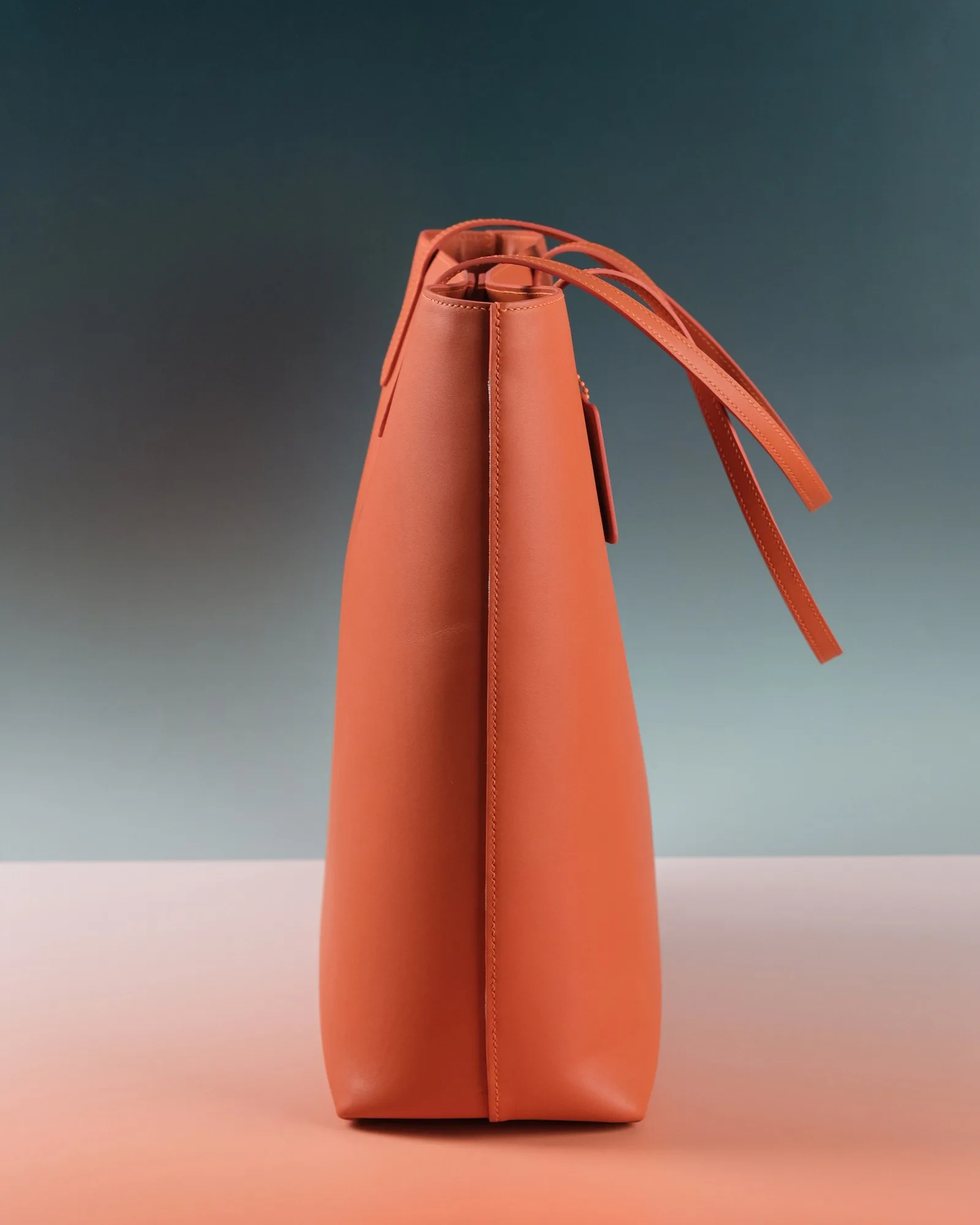 Ảnh Studio Túi tote da bò dáng đứng màu cam quai đeo vai - Koi Leather