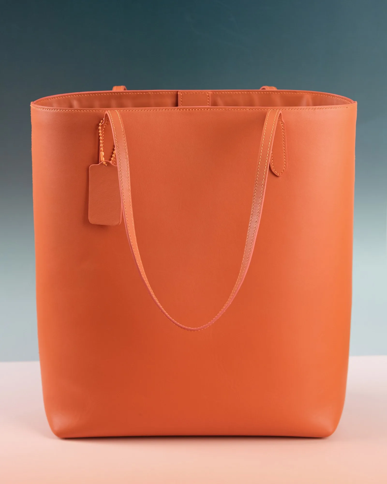 Ảnh Studio Túi tote da bò dáng đứng màu cam quai đeo vai - Koi Leather