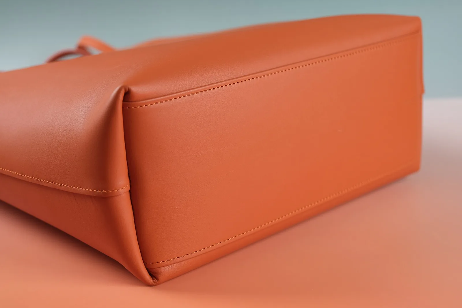 Ảnh Studio Túi tote da bò dáng đứng màu cam quai đeo vai - Koi Leather