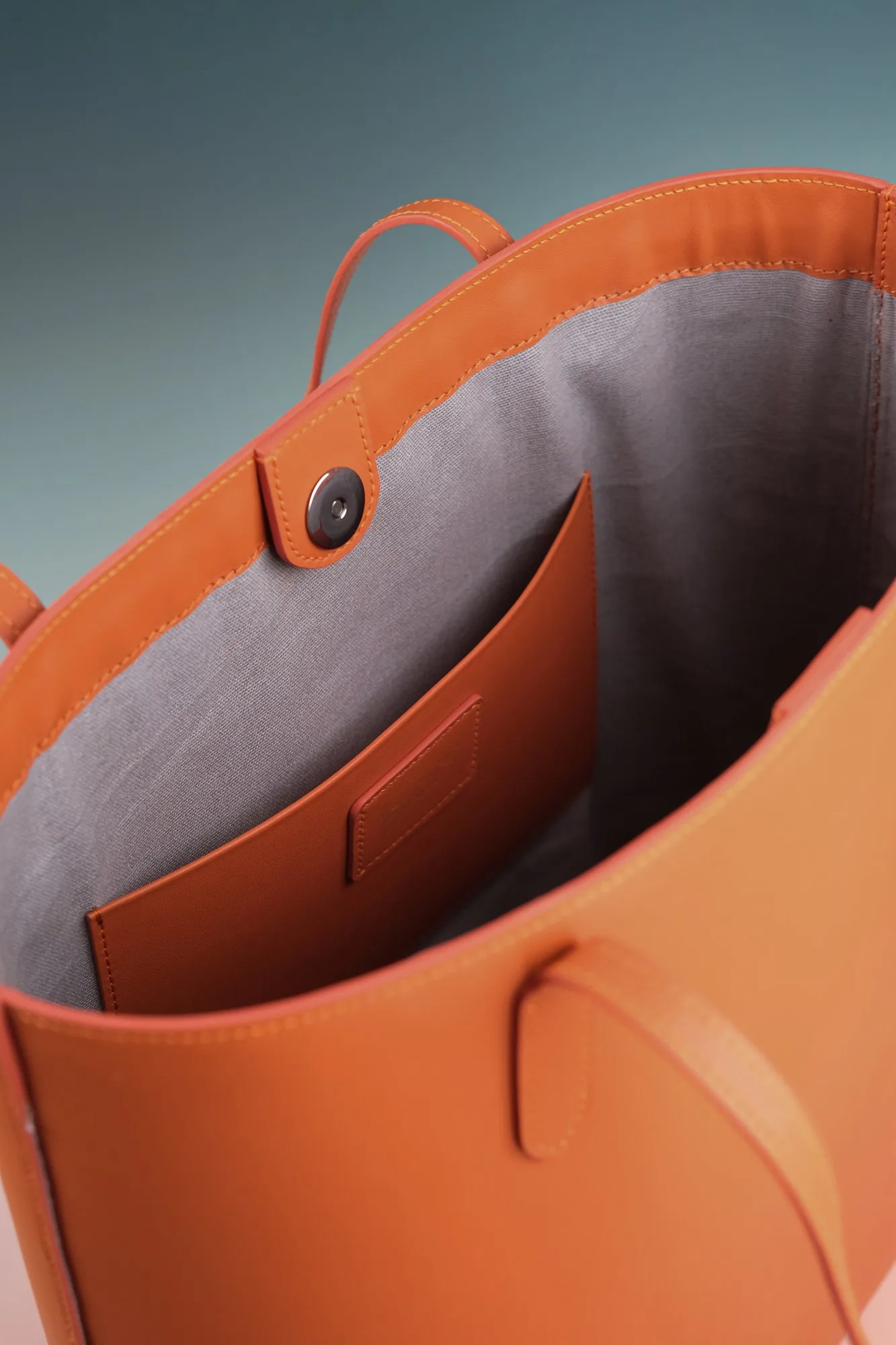 Ảnh Studio Túi tote da bò dáng đứng màu cam quai đeo vai - Koi Leather
